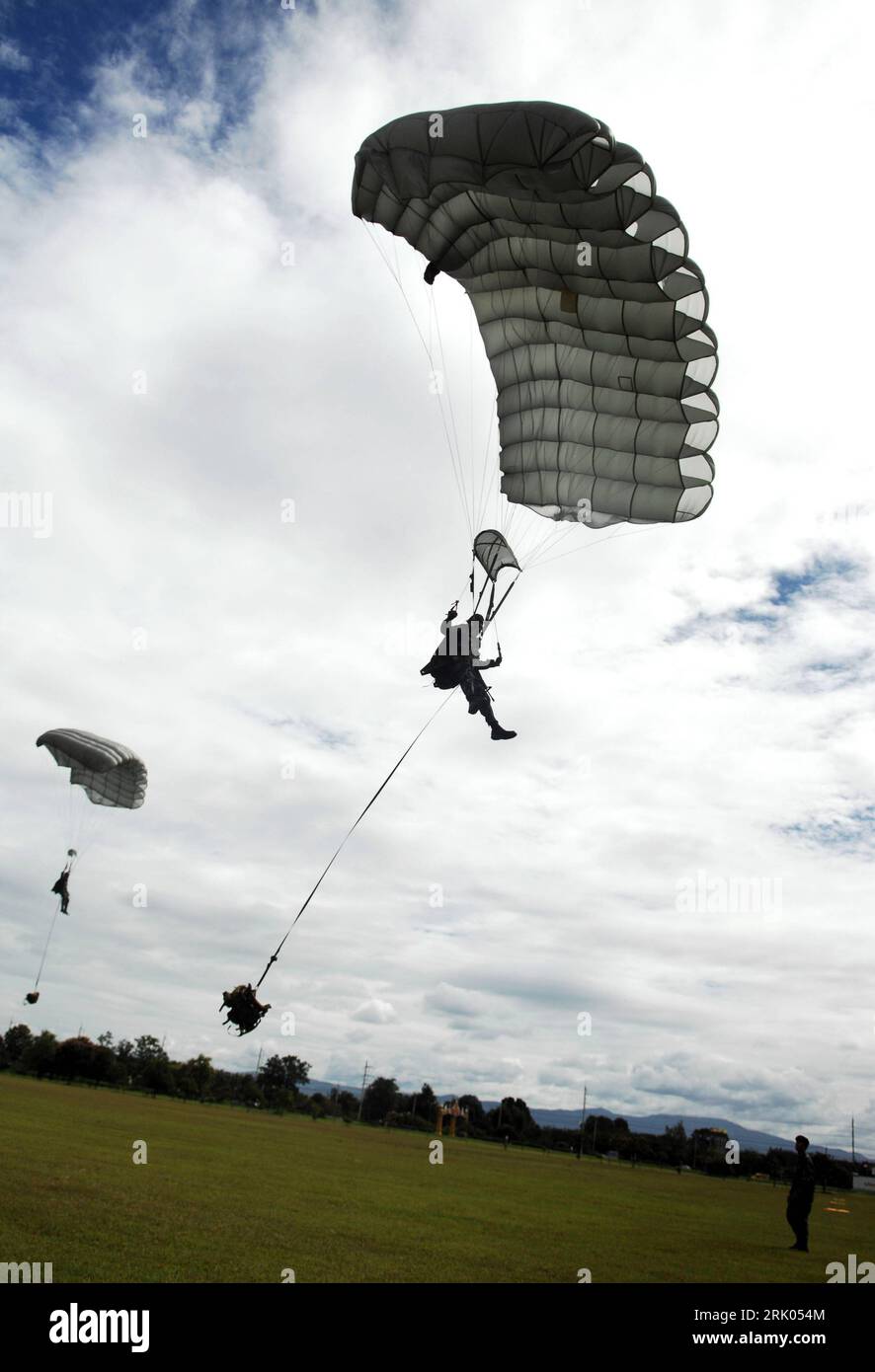 Bildnummer : 52635567 Datum : 29.07.2008 Copyright : imago/Xinhua Fallschirmjäger beim Abschluss der gemeinsamen anti-Terror-Übung - Strike 2008 - chinesischer und thailändischer Soldaten in Chiangmai, Thailand PUBLICATIONxNOTxINxCHN , Personen ; 2008, Chiangmai, Antiterrorübung Fallschirmspringer Chine ; , hoch, Kbdig, Gruppenbild, , Militaer, Staat, Bildnummer 52635567 Date 29 07 2008 Copyright Imago XINHUA parachutistes la conclusion l'exercice anti-terreur commun frappe 2008 soldats chinois et thaïlandais dans Chiangmai pays thaïlandais PUBLICATIONxNOTxINxCHN personnes 2008 Chiangmai anti-terro Banque D'Images
