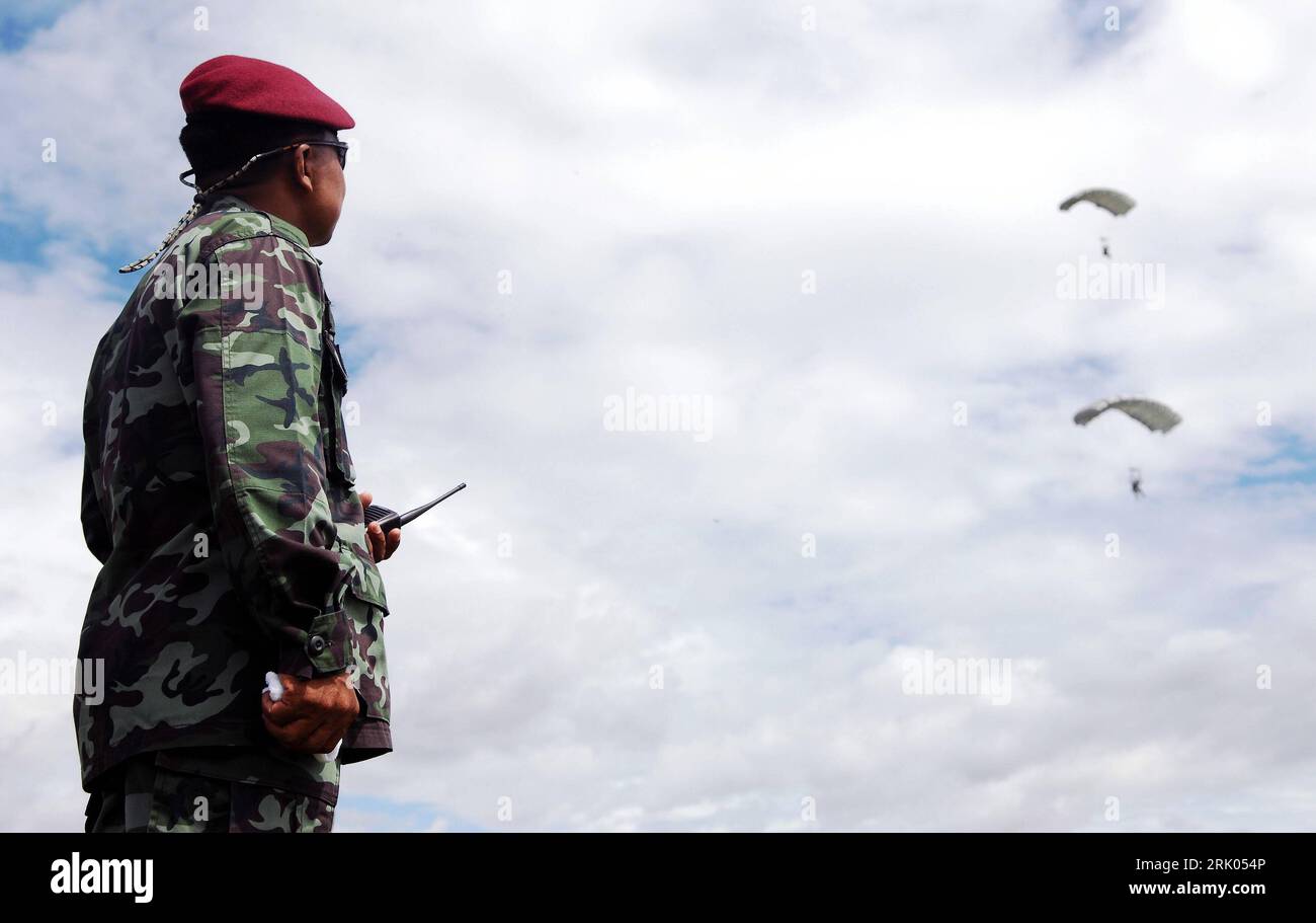Bildnummer : 52635557 Datum : 29.07.2008 Copyright : imago/Xinhua Soldat beobachtet Fallschirmjäger während der gemeinsamen anti-Terror-Übung - Strike 2008 - chinesischer und thailändischer Soldaten in Chiangmai, Thailand PUBLICATIONxNOTxINxCHN , Personen ; 2008, Chiangmai, , premiumd Antiterrorübung ; , quer, Kbdig, Einzelbild, , , Militaer, Staat, , Asien Bildnummer 52635557 Date 29 07 2008 Copyright Imago XINHUA Soldat observé des parachutistes pendant l'exercice anti-terreur commun Strike 2008 soldats chinois et thaïlandais à Chiangmai Thai Country PUBLICATIONxNOTxINxCHN People 2008 Chiang Banque D'Images