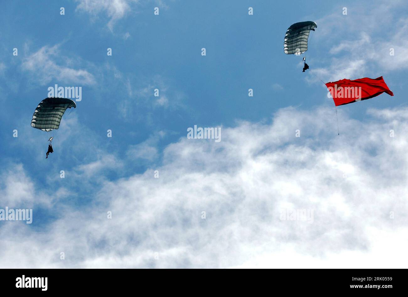 Bildnummer : 52635569 Datum : 29.07.2008 Copyright : imago/Xinhua Fallschirmjäger mit der Fahne Chinas beim Abschluss der gemeinsamen anti-terreur-Übung - Strike 2008 - chinesischer und thailändischer Soldaten in Chiangmai, Thailand PUBLICATIONxNOTxINxCHN , Personen ; 2008, Chiangmai, Antiterrorübung Fallschirmspringer Chine ; , quer, Kbdig, totale, , Militaer, Staat, Bildnummer 52635569 Date 29 07 2008 Copyright Imago XINHUA parachutistes avec le drapeau Chine la conclusion l'exercice anti-terreur commun frappe 2008 soldats chinois et thaïlandais dans Chiangmai Thai Country PUBLICATIONxNOTxINx Banque D'Images