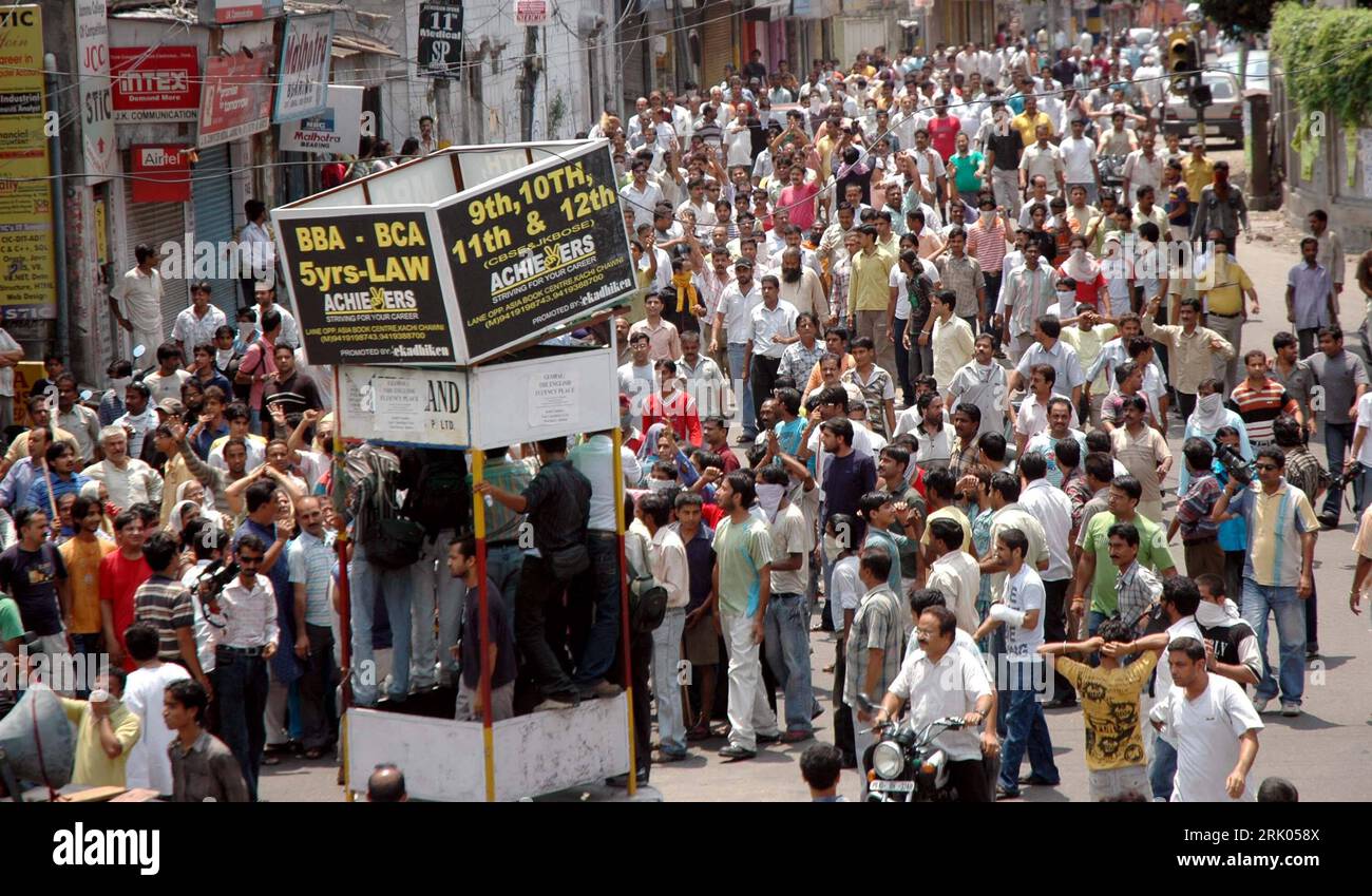 Bildnummer : 52636177 Datum : 29.07.2008 Copyright : imago/Xinhua Proteste gegen die Ausgangssperre für Kaschmiris in Jammu - Kaschmir - PUBLICATIONxNOTxINxCHN, Personen ; premiumd, 2008, Jammu, Kaschmir, Indien, Demo, Politik, Demonstrant, manifestation, Kaschmiri, Menge, Menschenmenge, Ausschreitungen, Kaschmirkonflikt ; , quer, Kbdig, totale, , Gesellschaft, Asien Bildnummer 52636177 Date 29 07 2008 Copyright Imago XINHUA protestent contre le couvre-feu pour les Cachemiris au Jammu Kashmir PUBLICATIONxNOTxINxCHN people premiumd 2008 Jammu Kashmir Inde politique de démonstration Protest Kashmiri qua Banque D'Images