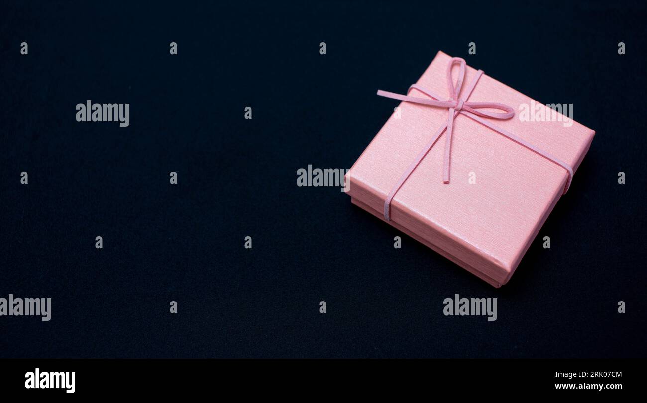 Boîtes cadeaux de Noël isolées sur fond noir, sauf espace de copie. Banque D'Images