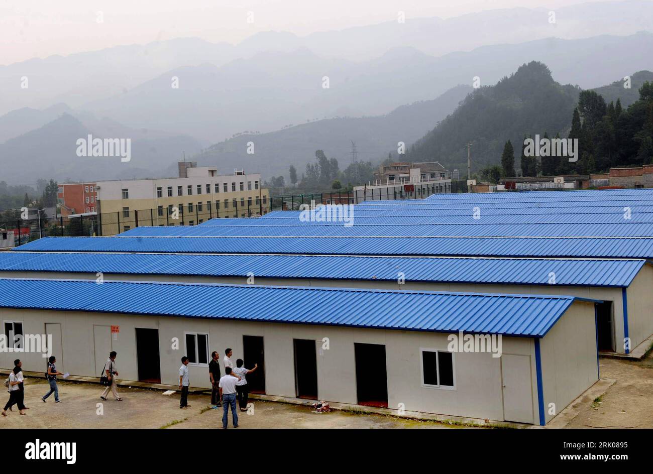 Bildnummer : 52662142 Datum : 19.08.2008 Copyright : imago/Xinhua Notunterkünfte in Ningqiang in der Erdbebenregion Shaanxi, China - PUBLICATIONxNOTxINxCHN, Gebäude, außen, Außenansicht; 2008, Ningqiang, Erdbeben, Unterkunft, Notunterkunft, Notlager ; , quer, Kbdig, total, , , Asien Bildnummer 52662142 Date 19 08 2008 Copyright Imago XINHUA abri d'urgence à Ningqiang dans la région du tremblement de terre Shaanxi Chine PUBLICATIONxNOTxINxCHN Bâtiment extérieur vue extérieure 2008 Ningqiang tremblements de terre Hébergement d'urgence Notlager horizontal Kbdig long shot Asie Banque D'Images