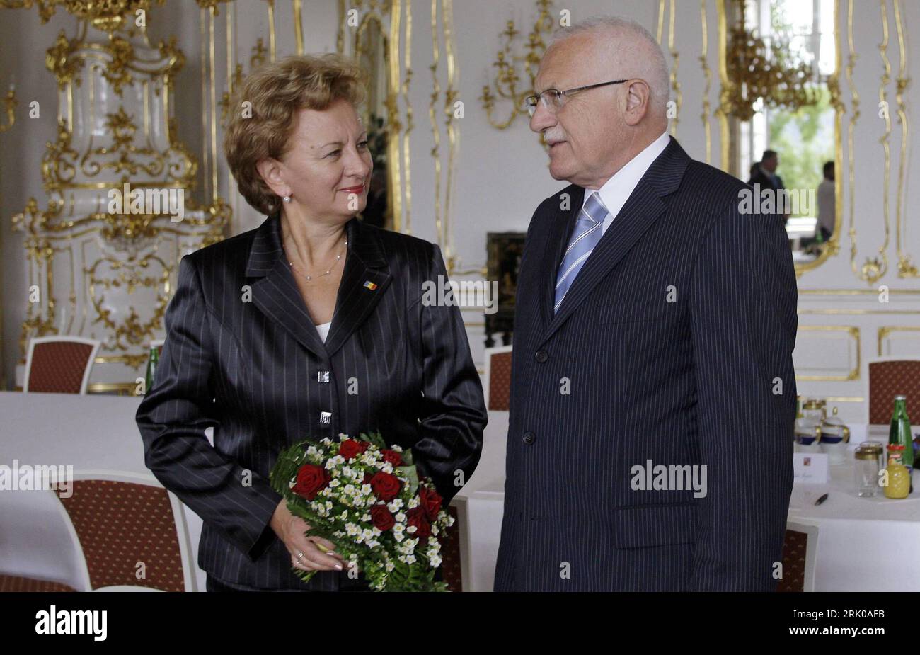 Bildnummer : 52680069 Datum : 02.09.2008 Copyright : imago/Xinhua Premierministerin Zinaida Greceanii (Moldavie) trifft Präsident Vaclav Klaus (Tschechien) in Prag - PUBLICATIONxNOTxINxCHN, Personen , premiumd ; 2008, Prag, Politik ; , quer, Kbdig, Gruppenbild, Randbild, People Bildnummer 52680069 Date 02 09 2008 Copyright Imago XINHUA Premier ministre Zinaida Greceanii Moldova fault Président Vaclav Klaus la République tchèque à Prague PUBLICATIONxNOTxINxCHN People premiumd 2008 Prague politique horizontale Kbdig Group photo Edge image célébrités Banque D'Images