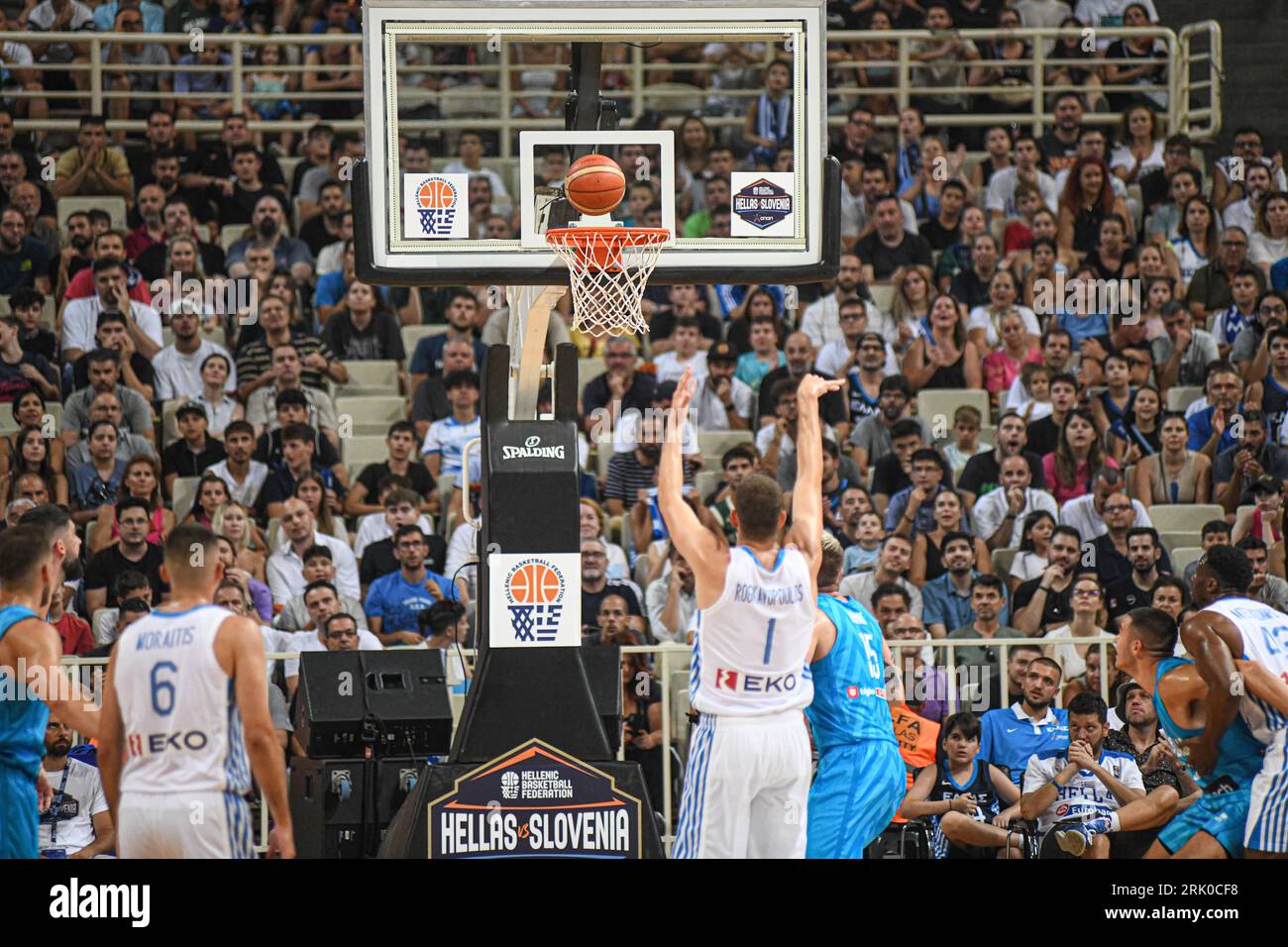 Nikolaos Rogkavopoulos (équipe nationale de Grèce de basket-ball) tire un coup franc contre la Slovénie Banque D'Images