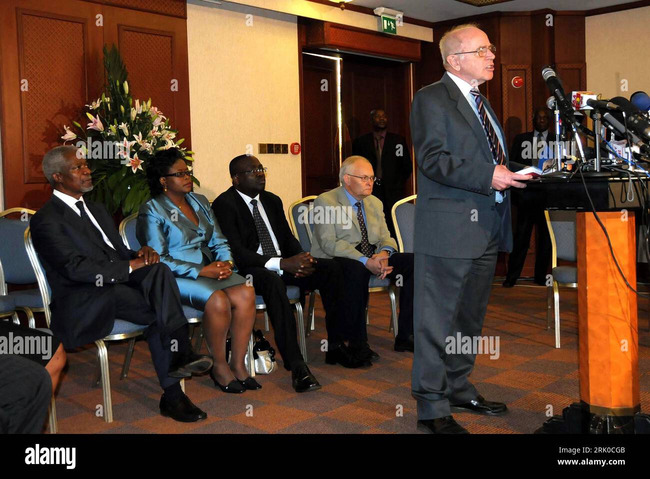 Bildnummer : 52703136 Date de référence : 19.09.2008 Copyright : imago/Xinhua Johann Christiaan Kriegler (re., Südafrika) und Kofi Annan (li., Ghana) während einer Pressekonferenz zu den Ergebnissen der Untersuchungskommission anlässlich der Wahlen im Dezember 2007 in Nairobi - PUBLICATIONxNOTxINxCHN, Personen ; Personen ; 2008, Nairobi, Politik Pressetermin, Pressekonferenz ; , quer, Kbdig, Gruppenbild, Randbild, People Bildnummer 52703136 Date 19 09 2008 Copyright Imago XINHUA Johann Christiaan Kriegler à droite Afrique du Sud et Kofi Annan ont quitté le Ghana au cours d'une conférence de presse pour les résultats de la commission d'enquête Banque D'Images