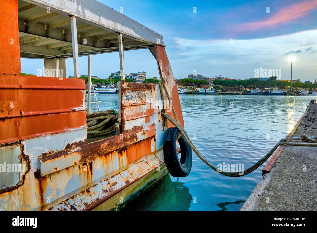 Bateau abandonné sur la rivière au coucher du soleil, Pescara, Italie Banque D'Images