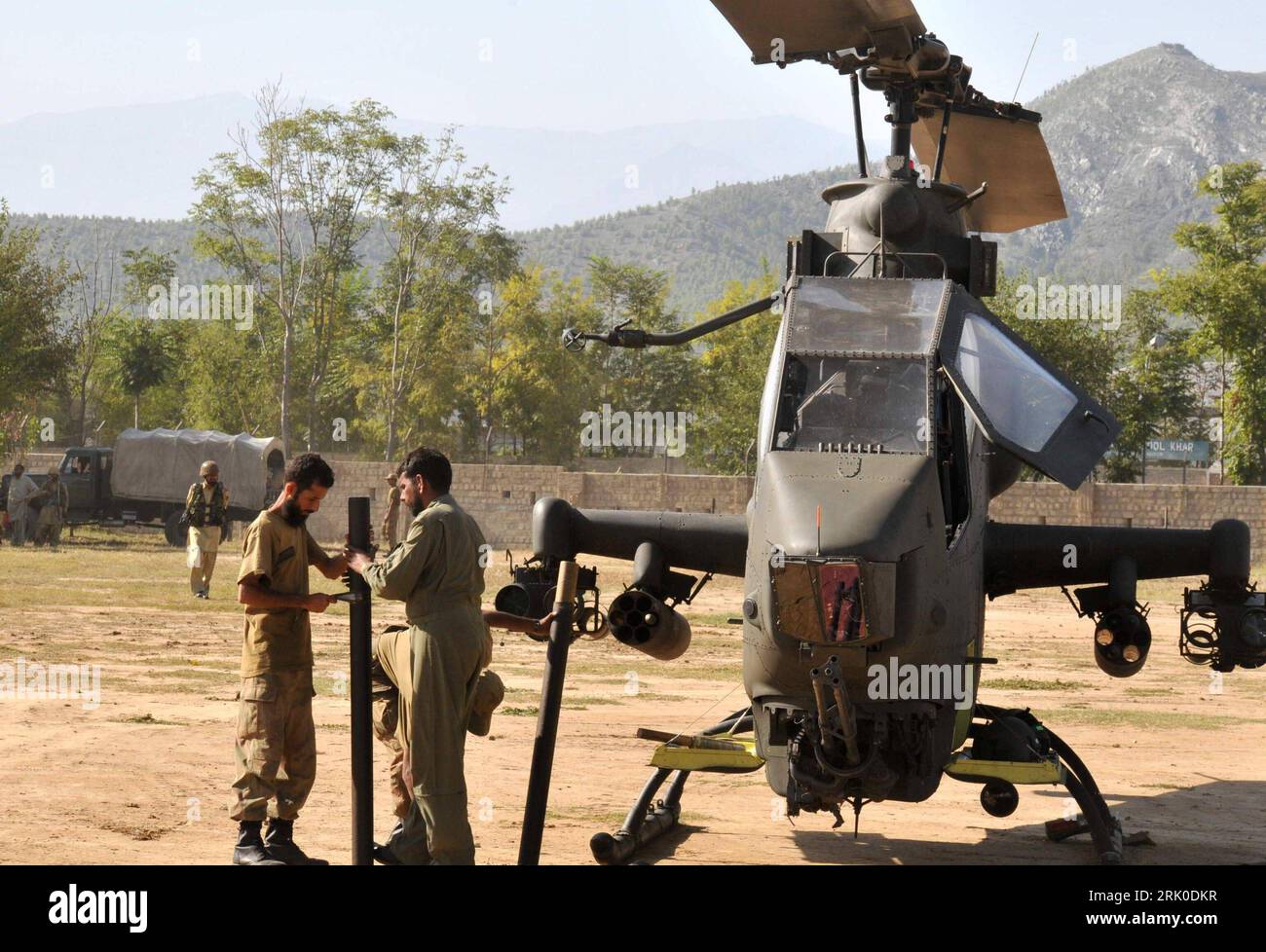 Bildnummer : 52712020 Datum : 26.09.2008 Copyright : imago/Xinhua Pakistanische Soldaten bewaffnen einen Helikopter in der Bajur Region, Pakistan PUBLICATIONxNOTxINxCHN, Objekte , Personen ; 2008, Bajur , Fotostory , premiumd, Militärhubschrauber ; , quer, Kbdig, Gruppenbild, , Militaer, Staat, , Asien Bildnummer 52712020 Date 26 09 2008 Copyright Imago XINHUA soldats pakistanais réarmer un hélicoptère dans la région Pakistan PUBLICATIONxNOTxINxCHN objets personnes 2008 photo Story premiumd hélicoptères militaires horizontal photo Groupe Kbdig État militaire Asie Banque D'Images