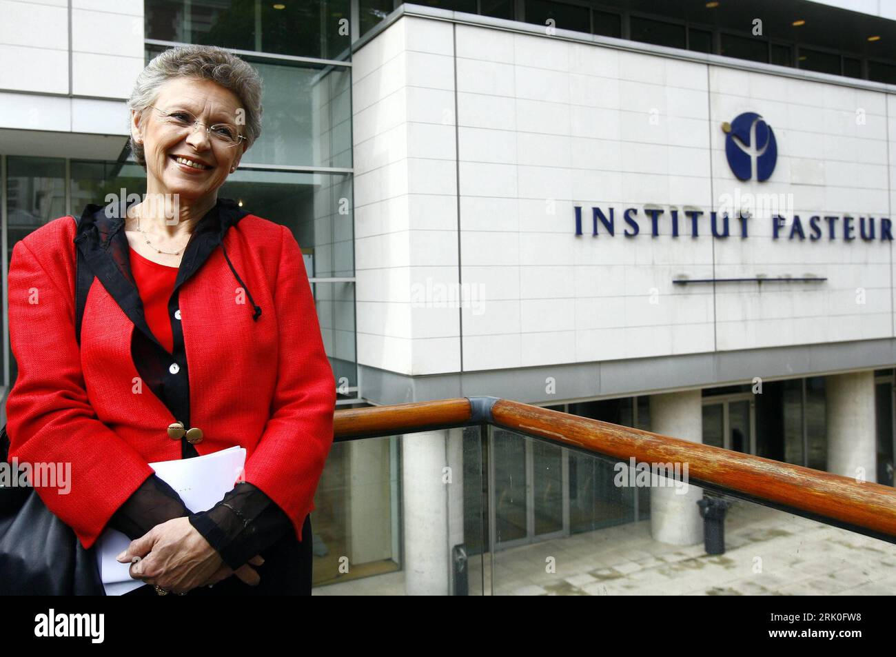 Bildnummer : 52728538 Datum : 08.10.2008 Copyright : imago/Xinhua Medizin-Nobelpreisträgerin 2008 Wissenschaftlerin Francoise barre-Sinoussi vor dem Institut Pasteur à Paris - PUBLICATIONxNOTxINxCHN , Personen , optimistisch , Highlight , premiumd; 2008, Paris, Nobelpreis, Nobelpreisträger, Pressetermin Wissenschaft ; , quer, Kbdig, Einzelbild, Randbild, Medizin, Wissenschaft, People Bildnummer 52728538 Date 08 10 2008 Copyright Imago XINHUA Medicine Prix Nobel 2008 scientifique Françoise barre devant l'Institut Pasteur à Paris PUBLICATIONxNOTxINxCHN personnes optimistes Highlight p Banque D'Images