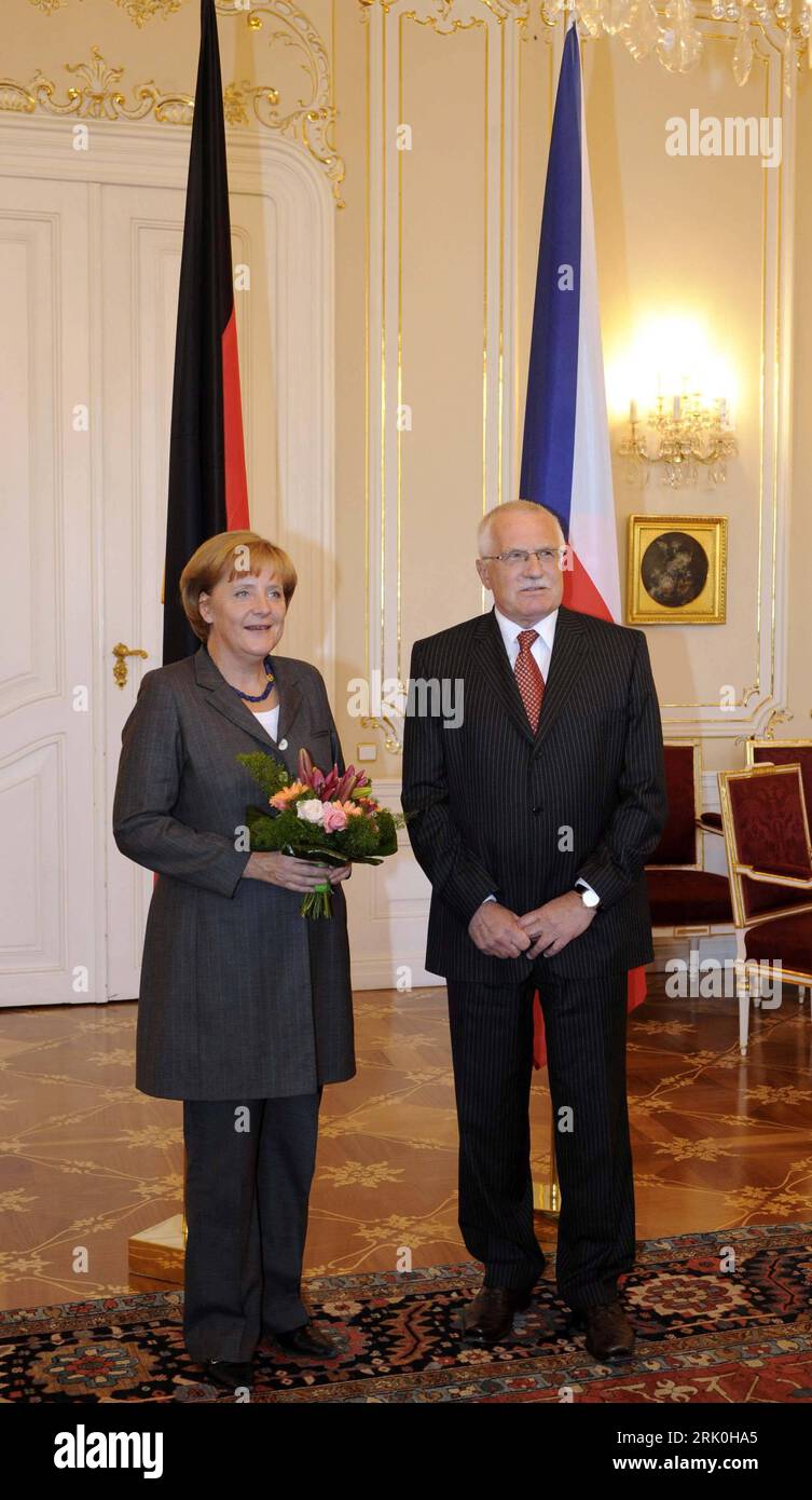 Bundeskanzlerin Angela Merkel (Deutschland) und Präsident Vaclav Klaus (Tschechien) anlässlich eines Treffens in Prag - PUBLICATIONxNOTxINxCHN Chancelière Angela Merkel Allemagne et Président Vaclav Klaus République tchèque lors d'une réunion à Prague PUBLICATIONxNOTxINxCHN Banque D'Images