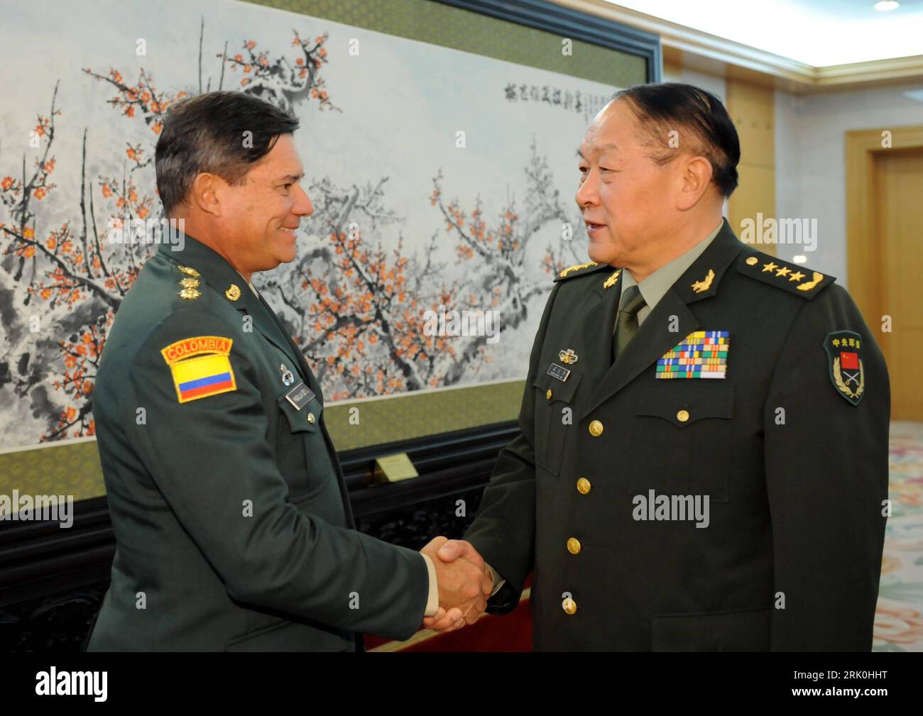 Bildnummer : 52745742 Datum : 22.10.2008 Copyright : imago/Xinhua Freddy Padilla de Leon (li., Kolumbien/Generalstabschef) und Verteidigungsminister Liang Guanglie (Chine) in Peking PUBLICATIONxNOTxINxCHN , Personen , optimistisch ; 2008, Pékin, Pressetermin, shakehands , premiumd ; , quer, Kbdig, Gruppenbild, close, Randbild, Militaer, Staat, People, Politik Bildnummer 52745742 Date 22 10 2008 Copyright Imago XINHUA Freddy Padilla de Leon a quitté la Colombie Chef d'état-major général et Ministre de la Défense Liang Guanglie Chine à Beijing PUBLICATIONxNOTxINxCHN People optimiste 2008 Beijing appel de presse Banque D'Images