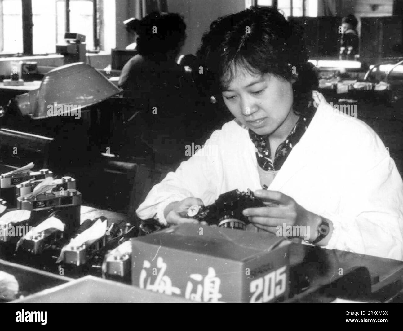 Bildnummer : 52761992 Datum : 05.04.1969 Copyright : imago/Xinhua Arbeiterin baut Teile für die Voir Gull Camera zusammen in einer Fabrik der Phenix Optics Group Company in Shangrao, Provinz Jiangxi - China PUBLICATIONxNOTxINxCHN , Personen ; 1969, Shangrao, China, Zeitgeist , sw ; , quer, Kbneg, Einzelbild, Industrie, Wirtschaft, Arbeitswelten, Gesellschaft, , , Asien Bildnummer 52761992 Date 05 04 1969 Copyright Imago XINHUA travailleur construit des pièces pour la caméra de MOUETTE du lac ensemble dans une usine la société Phenix Optics Group dans la province de Shangrao Jiangxi Chine PUBLICATIONxNOTxINxCHN personnes 19 Banque D'Images