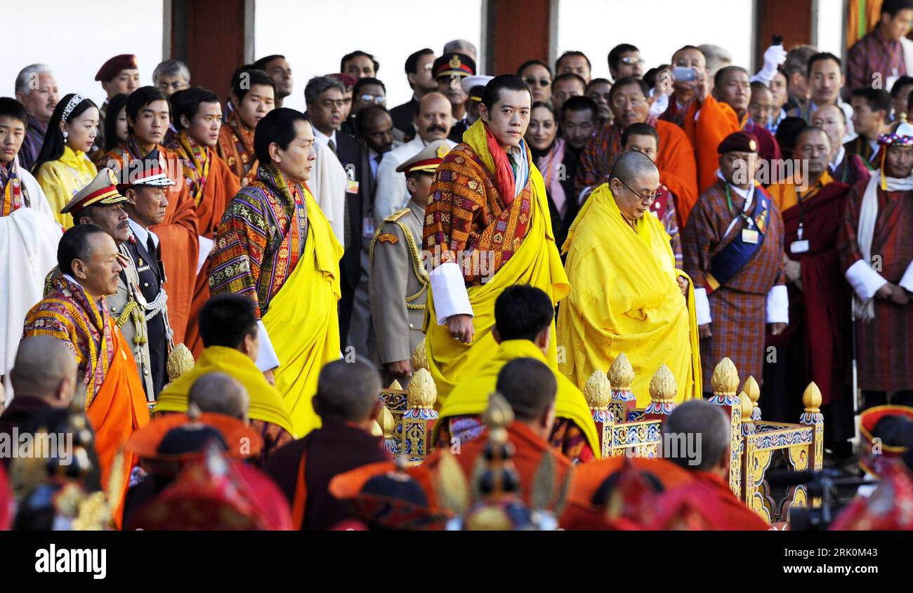 Bildnummer : 52761681 Datum : 06.11.2008 Copyright : imago/Xinhua Jigme Khesar Namgyel Wangchuck in Thimphu (Mitte, Bhoutan) anlässlich seiner Krönung zum 5. König von Bhutan in Thimphu - daneben sein Vorgänger Jigme Singye Wangchuck (Mitte li., Bhoutan) - PUBLICATIONxNOTxINxCHN , Personen ; 2008, Thimphu, Drachenkönig, Feier, Fest, Adel, Familie ; , quer, Kbdig, totale, Randbild, People Bildnummer 52761681 Date 06 11 2008 Copyright Imago XINHUA Jigme Khesar Namgyel Wang Chuck in Thimphu centre Bhoutan au cours de son couronnement à 5 Roi du Bhoutan à Thimphu à côté de lui être prédécesseurs Jigme Singye Banque D'Images