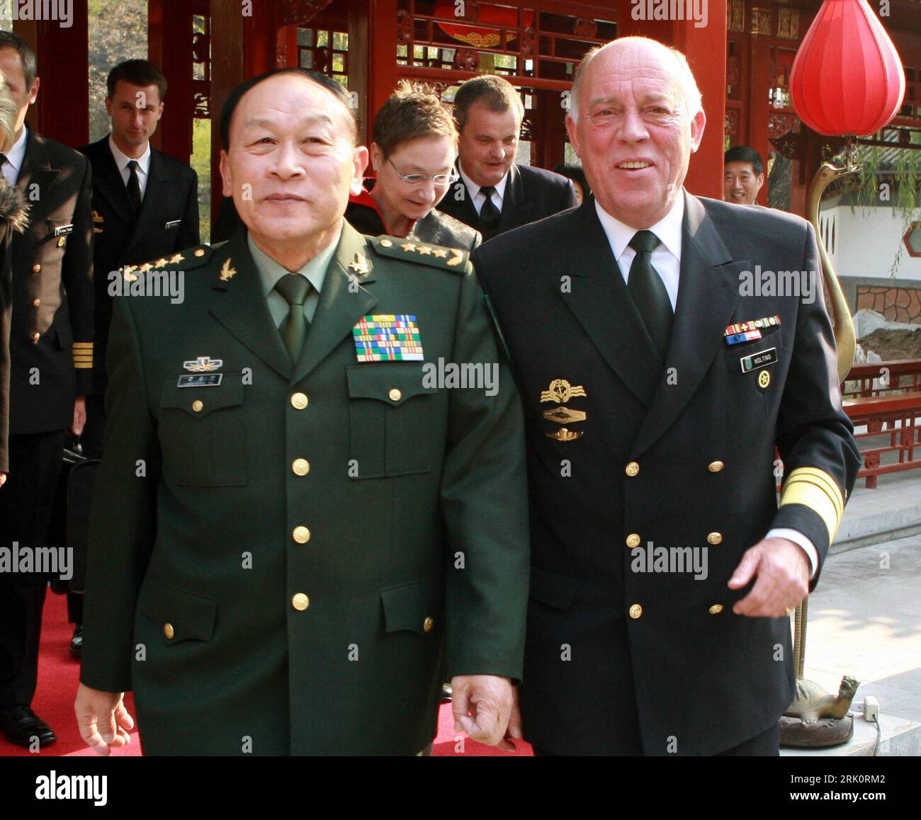 Bildnummer : 52785546 Datum : 24.11.2008 Copyright : imago/Xinhua Verteidigungsminister Liang Guanglie (li., China) und Vizeamiral Wolfgang Nolting (Deutschland) in Peking PUBLICATIONxNOTxINxCHN , Personen ; 2008, Pékin ; , quer, Kbdig, Gruppenbild, close, Randbild, Militaer, Staat, People Bildnummer 52785546 Date 24 11 2008 Copyright Imago XINHUA le ministre de la Défense Liang Guanglie quitte la Chine et le vice-amiral Wolfgang Nolting Allemagne à Beijing PUBLICATIONxNOTxINxCHN People 2008 Beijing horizontal Kbdig Group photo Close Edge image militaire État célébrités Banque D'Images