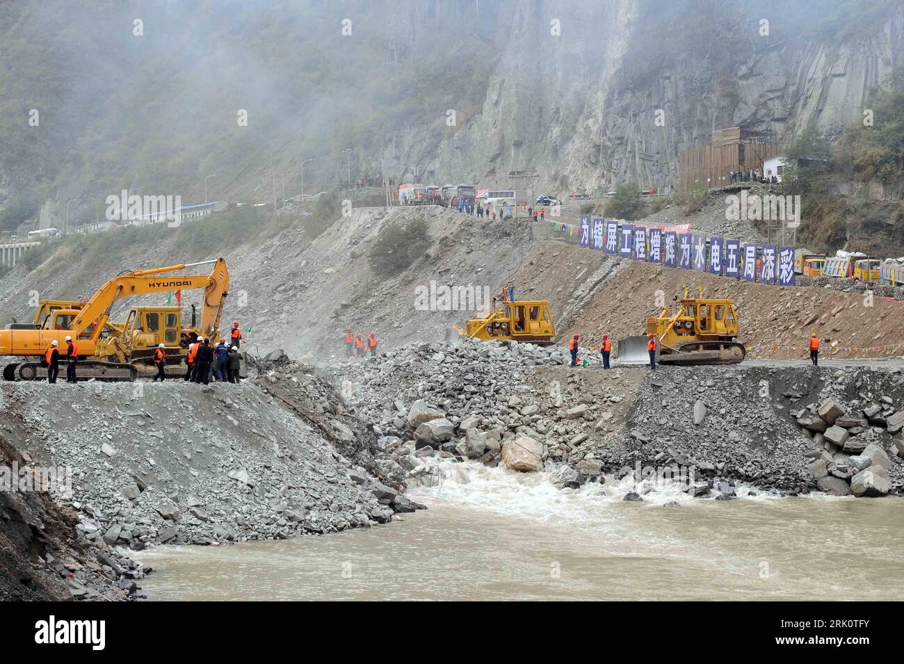 Bildnummer : 52793137 Datum : 30.11.2008 Copyright : imago/Xinhua Bauarbeiter errichten einen Damm am Yalong-Fluss am Rande des Wasserkraftwerks in Jinping - PUBICATIONxNOTxINxCHN, Landschaft , Objekte ; 2008, Jinping, Sichuan, Chine, Bau, Baustelle, Bauarbeiten, bagger, Wasserkraftanlage, Wasserkraftwerk ; , quer, Kbdig, totale, Baugewerbe, Wirtschaft, , , Asien Bildnummer 52793137 Date 30 11 2008 Copyright Imago XINHUA les ouvriers de la construction construisent un barrage à la rivière Yalong au bord de la centrale hydroélectrique de Jinping PUBICATIONxNOTxINxCHN Landscape Objects 2008 Jinping Sichuan China Constr Banque D'Images