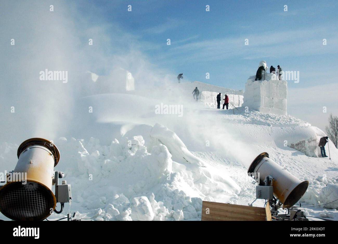 Bildnummer : 52807664 Datum : 11.12.2008 Copyright : imago/Xinhua Vorbereitungen für die Show - Ozeans Traum - im Mudanjiang Schnee-Schloss in Mudanjiang, Provinz Heilongjiang - China PUBLICATIONxNOTxINxCHN , Landschaft , Personen ; 2008, Mudanjiang, Chine , Eiskunst icecarving icecarvers, EIS ; , quer, Kbdig, totale Bildnummer 52807664 Date 11 12 2008 Copyright Imago XINHUA préparations pour le spectacle Ocean Dream à Mudanjiang Château de neige dans la province de Mudanjiang Heilongjiang Chine PUBLICATIONxNOTxINxCHN Paysage personnes 2008 Mudanjiang Chine Eiskunst Icecarving Icecarvers Ice horizontal Kbdig lo Banque D'Images