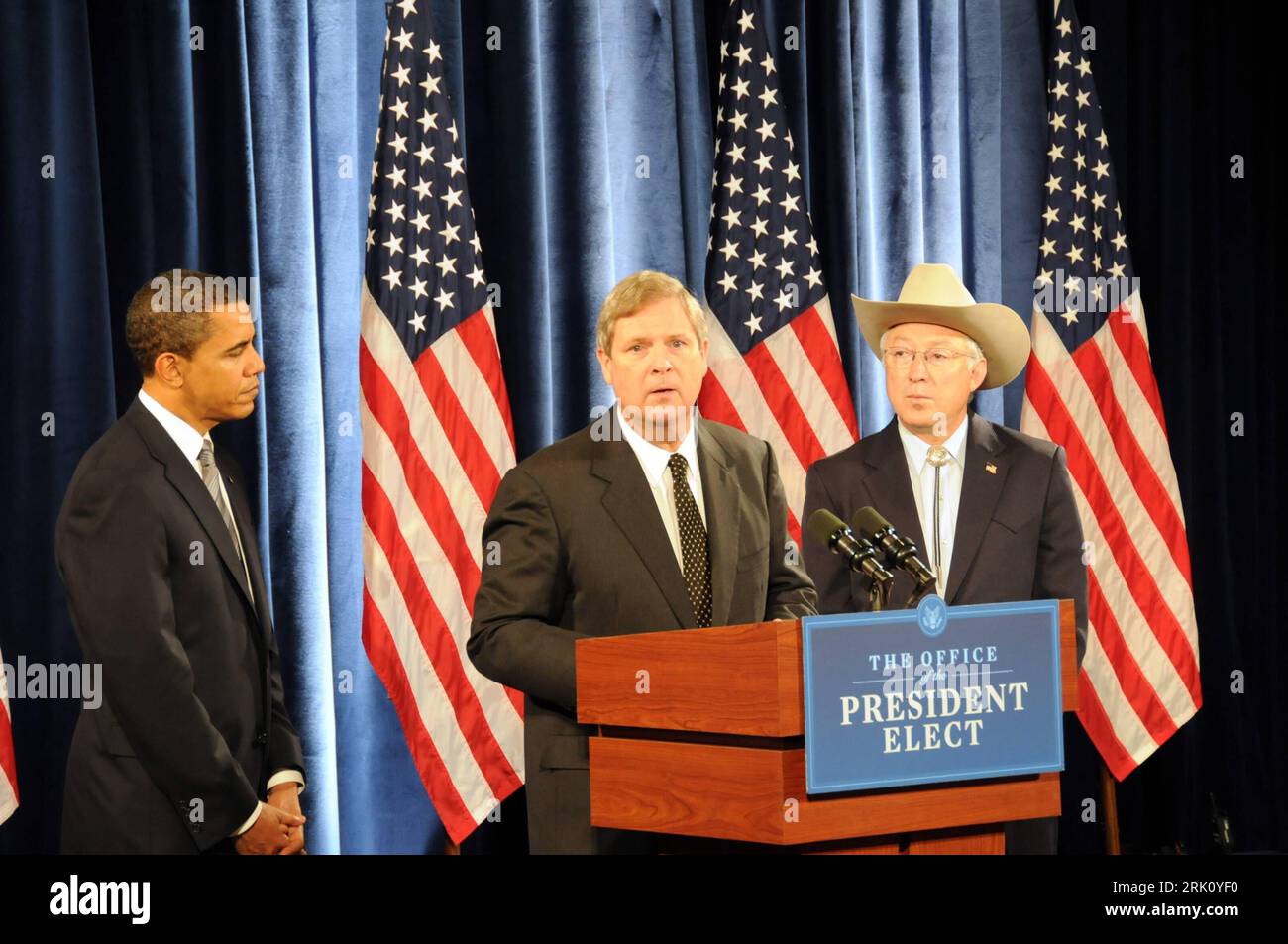 Bildnummer : 52817148 Datum : 17.12.2008 Copyright : imago/Xinhua V.l.N.r. : Barack Obama (USA/Demokraten/Designierter Präsident), Tom Vilsack (USA/Demokraten/Designierter Landwirtschaftsminister) und Ken Salazar (USA/Demokraten/Senator Colorado/Designierter Innenministre) während einer Pressekonferenz in Chicago -, Chicago PersonxNOXINTNOxICN, Chicago, Chicago ; 2008 Politik, Pressekonferenz , Pressetermin ; , quer, Kbdig, Gruppenbild, Randbild, People Bildnummer 52817148 Date 17 12 2008 Copyright Imago XINHUA V l n r Barack Obama États-Unis Démocrates désigner le président Tom Vilsack États-Unis Démocrates Banque D'Images