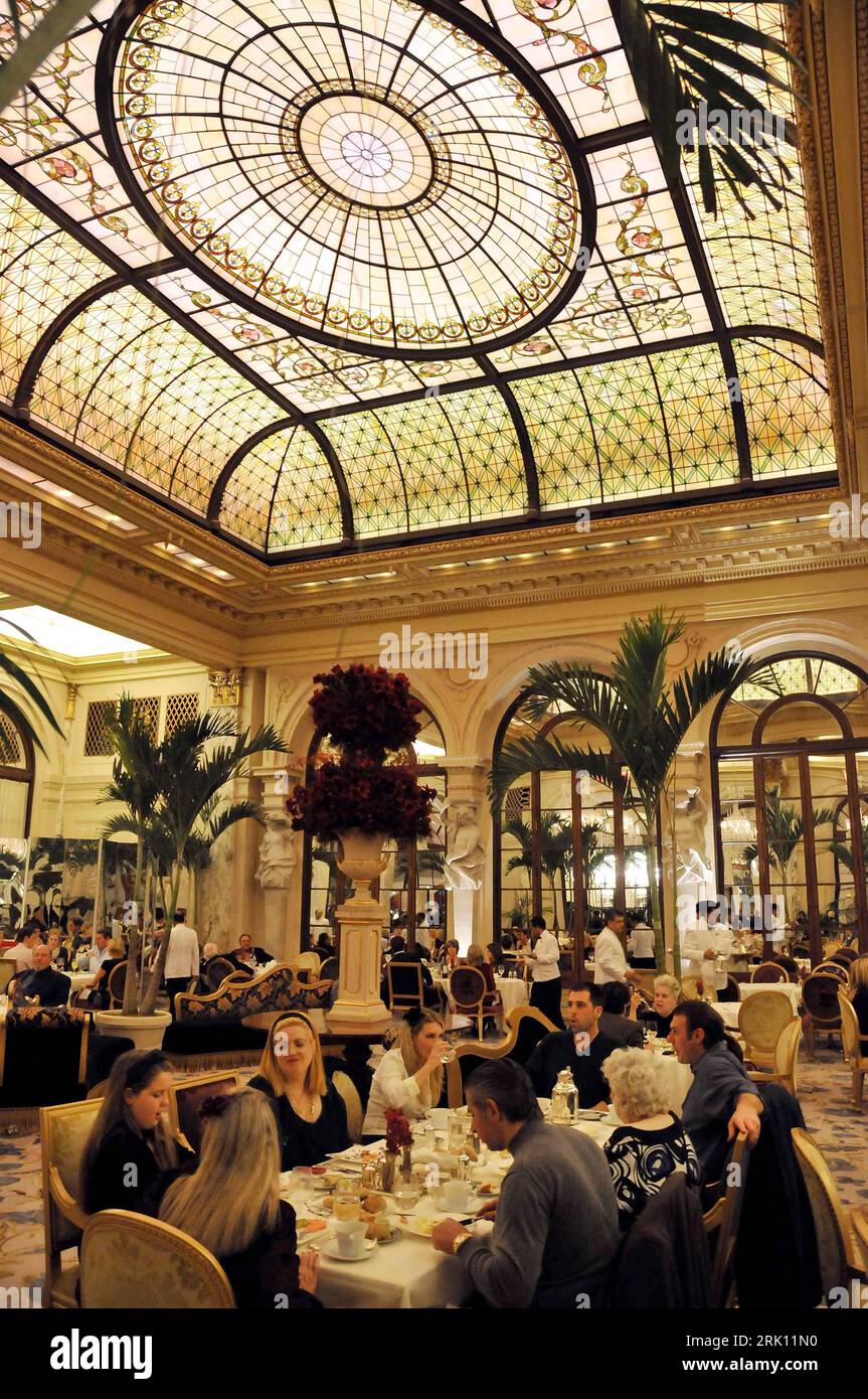 Bildnummer : 52829657 Date de référence : 25.12.2008 Copyright : imago/Xinhua Speisesaal des Plaza Hotel New York - PUBLICATIONxNOTxINxCHN, Gebäude, innen, Innenansicht , Personen; Premiumd, 2008, New York, USA ; , hoch, Kbdig, Einzelbild, , Reisen, Nordamerika Bildnummer 52829657 Date 25 12 2008 Copyright Imago XINHUA salle à manger The Plaza Hotel New York PUBLICATIONxNOTxINxCHN Bâtiment intérieur vue intérieure personnes premiumd 2008 New York USA vertical Kbdig Single Travel Amérique du Nord Banque D'Images