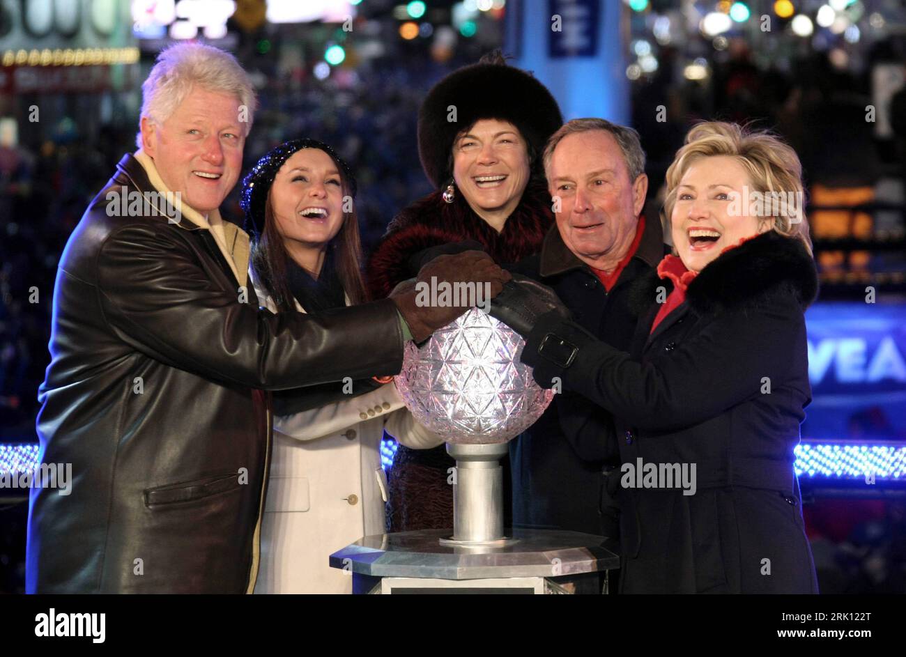 Bildnummer : 52836510 Datum : 31.12.2008 Copyright : imago/Xinhua V.l.N.r. : Bill Clinton (USA/Demokraten), Emma Bloomberg, Diane Taylor, Bürgermeister Michael Bloomberg (2.v.re., USA) und Hillary Rodham Clinton (USA/Demokraten/Designierte Außenministerin) betätigen den Crystal ball in New York anlässlich des Jahreswechsels 2008/2009 - PUBLICATIONxNOXinxNotice , 2008 New York City, Politik, Ehefrau, Ehemann, Mann, Frau, Familie, Silvester, Neujahr, Jahreswechsel; , quer, Kbdig, Gruppenbild, fermer, Randbild, personnes Bildnummer 52836510 Date 31 12 2008 Copyright Banque D'Images