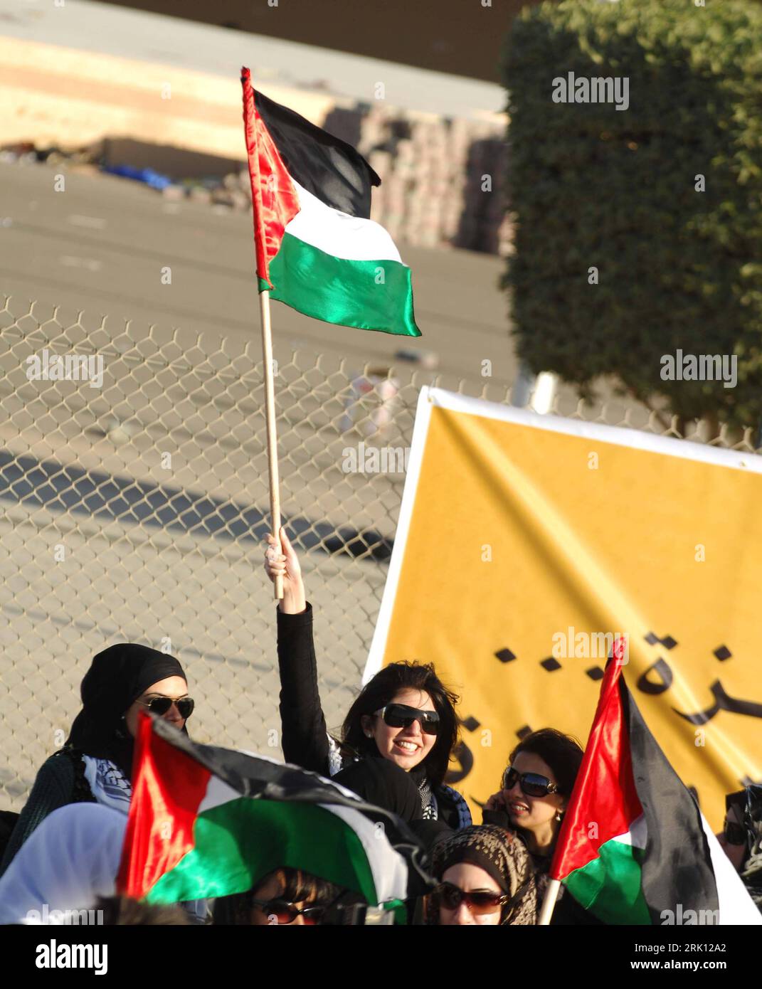 Bildnummer : 52837583 Datum : 03.01.2009 Copyright : imago/Xinhua Demonstranten während eines anti-Israel Protestzuges in Kuwait Stadt PUBLICATIONxNOTxINxCHN, Personen ; 2009, Kuwait Stadt, Nahostkonflikt, Krieg, Gaza, ; , hoch, Kbdig, Gruppenbild, fermer, , , Asien, Demo o0 Politik Bildnummer 52837583 Date 03 01 2009 Copyright Imago XINHUA manifestants lors d'une manifestation anti-Israël tournant à Kuwait City PUBLICATIONxNOTxINxCHN People 2009 Kuwait City conflit Moyen-Orient Guerre de Gaza vertical Kbdig photo de groupe Fermer Asie démonstration o0 politique Banque D'Images