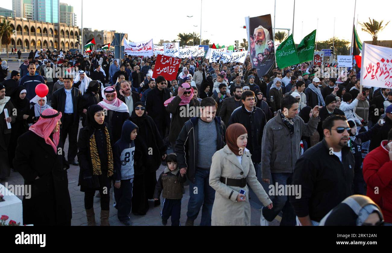 Bildnummer : 52837581 Datum : 03.01.2009 Copyright : imago/Xinhua Demonstranten während eines anti-Israel Protestzuges in Kuwait Stadt PUBLICATIONxNOTxINxCHN, Personen ; 2009, Kuwait Stadt, Nahostkonflikt, Krieg, Gaza, ; , quer, Kbdig, totale, , , Asien, Demo o0 Politik Bildnummer 52837581 Date 03 01 2009 Copyright Imago XINHUA manifestants lors d'une manifestation anti-Israël tournant à Kuwait City PUBLICATIONxNOTxINxCHN People 2009 Kuwait City conflit au Moyen-Orient Gaza horizontal Kbdig long shot Asie démonstration o0 politique Banque D'Images