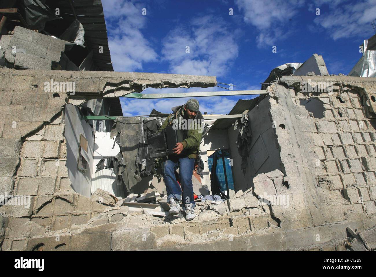 Bildnummer : 52837569 Date de référence : 03.01.2009 Copyright : imago/Xinhua Palästinenser mit einem Fernseher in der Ruine eines zerstörten Hauses nach einem israelischen Luftangriff auf Rafah, Gazastreifen PUBLICATIONxNOTxINxCHN, Personen ; 2009, Rafah, Nahostkonflikt, Krieg, Gaza, Israël, Palästina, Nahost, Gazastreifen, palästinensische Autonomiegebiete, plündern, Plünderung; , quer, Kbdig, Einzelbild, , , Asien Bildnummer 52837569 Date 03 01 2009 Copyright Imago XINHUA Palestiniens avec une télévision dans la ruine une maison détruite après une attaque aérienne israélienne sur Rafah bande de Gaza PUBLICATIONxNOTxINxCHN peuple Banque D'Images