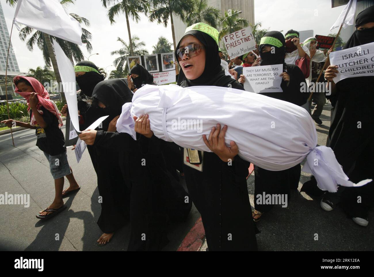 Bildnummer : 52837592 Datum : 05.01.2009 Copyright : imago/Xinhua Demonstranten während eines anti-Israel Protestzuges in Manila, Philippinen PUBLICATIONxNOTxINxCHN, Personen ; 2009, Manille, Nahostkonflikt, Krieg, Gaza, Démo, musulman, Moslems, Frau, Frauen ; , quer, Kbdig, Gruppenbild, , , , Politik, Asien Bildnummer 52837592 Date 05 01 2009 Copyright Imago XINHUA manifestants lors d'une manifestation anti-Israël tournant à Manille Philippines PUBLICATIONxNOTxINxCHN personnes 2009 Manille Moyen-Orient conflit Gaza manifestation musulmane femmes femmes horizontale Groupe Kbdig photo politique Asie Banque D'Images