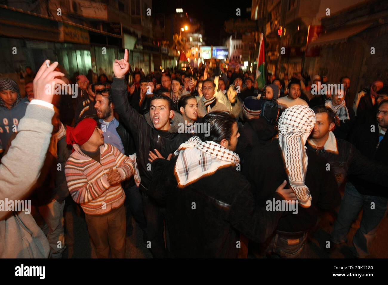 Bildnummer : 52837587 Datum : 03.01.2009 Copyright : imago/Xinhua Demonstranten während eines anti-Israel Protestzuges in Ramallah, Westjordanland PUBLICATIONxNOTxINxCHN, Personen ; 2009, Ramallah, Nahostkonflikt, Krieg, Gaza, Israël, Palästina, Nahost, palästinensische Autonomiegebiete, Nacht, Abend; quer, Kbdig, totale, , Politik, Asien, Demo Bildnummer 52837587 Date 03 01 2009 Copyright Imago XINHUA manifestants lors d'une manifestation anti-Israël tournant à Ramallah West Jordan PUBLICATIONxNOTxINxCHN People 2009 Ramallah conflit au Moyen-Orient Gaza Israël Palestine au Moyen-Orient Palestinia Banque D'Images
