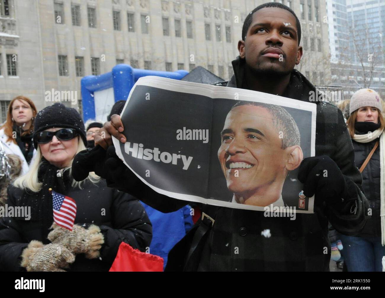 Zuschauer mit Barack Obama-Portrait - Histoire - während dessen Vereidigung zum 44. Präsidenten der Vereinigten Staaten von Amerika in Washington PUBLICATIONxNOTxINxCHN Banque D'Images