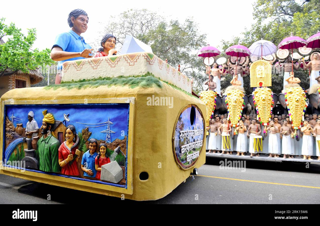 Bildnummer : 52859152 Datum : 23.01.2009 Copyright : imago/Xinhua Geschmückter Wagen während der Probe für die Parade zum Tag der Republik in Neu Delhi - Indien PUBLICATIONxNOTxINxCHN, Objekte ; 2009, Indien, Straßenumzug, sonde, Nationalfeiertag ; , quer, Kbdig, Einzelbild, , , Asien Bildnummer 52859152 Date 23 01 2009 Copyright Imago XINHUA Geschmückter Dare pendant l'échantillon pour la parade à jour la République à New Delhi Inde PUBLICATIONxNOTxINxCHN objets 2009 India Street Parade exemple Journée nationale horizontale Kbdig unique Asie Banque D'Images