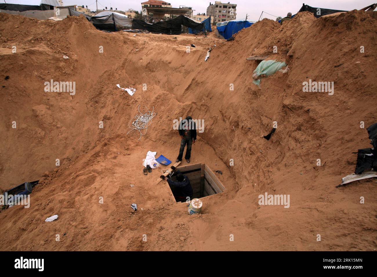 Bildnummer : 52859079 Datum : 23.01.2009 Copyright : imago/Xinhua Wiederaufbau der Schmugglertunnel an der Grenze von Gaza zu Ägypten in Rafah PUBLICATIONxNOTxINxCHN, Personen , Landschaft ; 2009, Gaza, Israël, Palästina, Palästinensische Autonomiegebiete, Nahostkonflikt, Krieg, Militäroffensive, Wiederaufbau, tunnel, Schmuggel, Schmuggler, Bauarbeit, Tunnelbau, Palästinenser, Baustelle; quer, Kbdig, Einzelbild, , , Asien Bildnummer 52859079 Date 23 01 2009 Copyright Imago XINHUA reconstruction le Smugglersu0026#39 ; tunnels à la frontière de Gaza à l'Egypte à Rafah PUBLICATIONxNOTxINxCH Banque D'Images