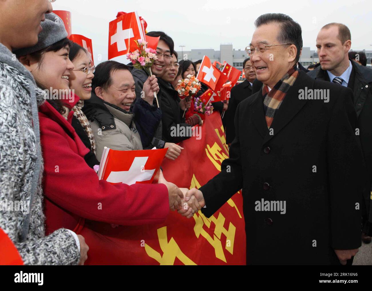 Bildnummer : 52864848 Date de référence : 27.01.2009 Copyright : imago/Xinhua Premierminister Wen Jiabao (re., Chine) anlässlich seines Schweizbesuches während der Begrüßung durch die Mitarbeiter der chinesischen Botschaft in Zürich - PUBLICATIONxNOTxINxCHN , Personen , optimistisch ; 2009, premiumd, Zürich, Politik, ; , quer, Kbdig, Gruppenbild, Randbild, People Bildnummer 52864848 Date 27 01 2009 Copyright Imago XINHUA Premier ministre Wen Jiabao Right China pendant son séjour à l'Ambassade de Chine à Zurich PUBLICATIONxNOTxINxCHN People optimiste 2009 Premiumd Zurich Pol Banque D'Images