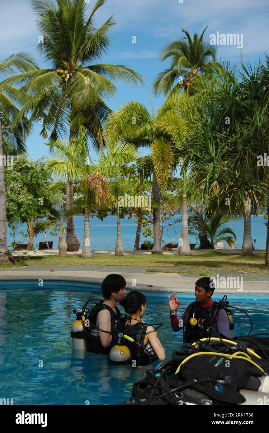 Bildnummer : 52867682 Datum : 27.01.2009 Copyright : imago/Xinhua Chinesische Touristen machen mit einem Tauchlehrer einen Tauchkurs in einem Swimmingpool im dos Palmas Island Resort and Spa in Puerto Princessa auf den Philippinen - PUBLICATIONxNOTxINxINxCHN, Personen , Landschaft ; 2009, Puerto Princessa, Puerto Princessa, Philippinen , Aktivitäten, Tauchen ; , hoch, Kbdig, Gruppenbild, , Reisen, Asien Bildnummer 52867682 Date 27 01 2009 Copyright Imago XINHUA touristes chinois faire avec un instructeur de plongée un cours de plongée dans une piscine à dos Palmas Iceland Resort et SPA à Puerto Princessa sur les Philippines Banque D'Images