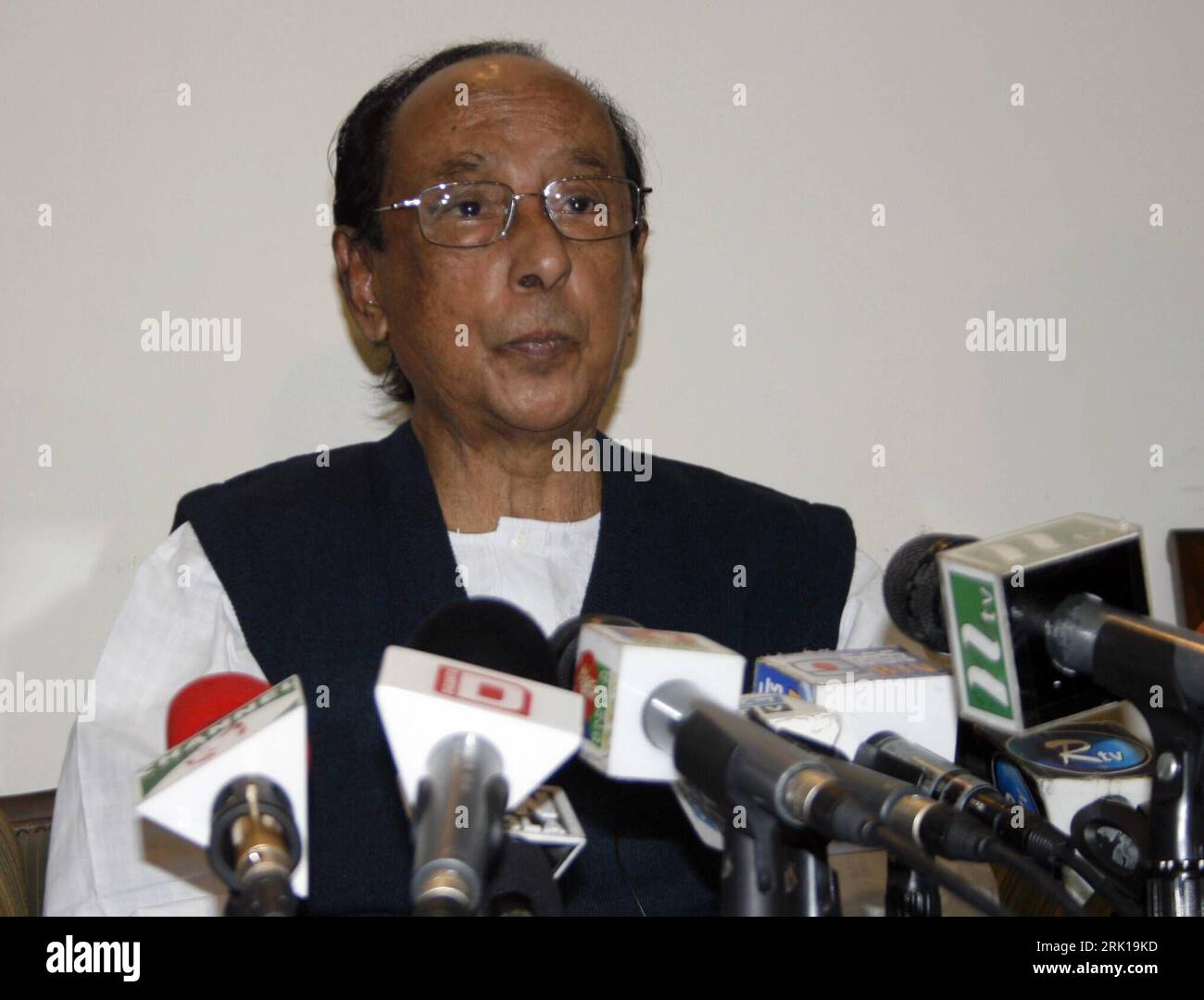Bildnummer : 52887145 Datum : 01.01.2008 Copyright : imago/Xinhua Zillur Rahman (Bangladesh/Awami Liga) spricht während einer Pressekonferenz in Dhaka - PUBLICATIONxNOTxINxCHN , Personen ; 2008, Dhaka, Bangladesh, Politik, Pressetermin ; , quer, Kbdig, Einzelbild, CLOSE, Randbild, People Bildnummer 52887145 Date 01 01 2008 Copyright Imago XINHUA Zillur Rahman Bangladesh Awami League prend la parole lors d'une conférence de presse à Dhaka PUBLICATIONxNOTxINxCHN People 2008 Dhaka Bangladesh politique appel de presse horizontal Kbdig Single Close Edge image célébrités Banque D'Images