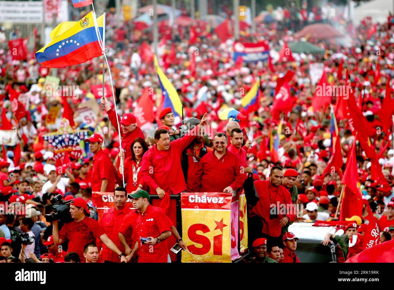 Bildnummer : 52888701 Datum : 12.02.2009 Copyright : imago/Xinhua Präsident Hugo Chavez (Mitte, Venezuela) umringt von Demonstranten während einer Demo zur Verfassungsänderung in Caracas - PUBLICATIONxNOTxINxCHN, Personen , premiumd ; 2009, Caracas, Politik, Demonstrant ; , quer, Kbdig, totale, , People Bildnummer 52888701 Date 12 02 2009 Copyright Imago XINHUA Président Hugo Chavez centre Venezuela entouré de manifestants lors d'une manifestation à l'amendement constitutionnel à Caracas PUBLICATIONxNOTxINxCHN People premiumd 2009 Caracas politique manifestant horizontal Kbdig long shot Celebr Banque D'Images