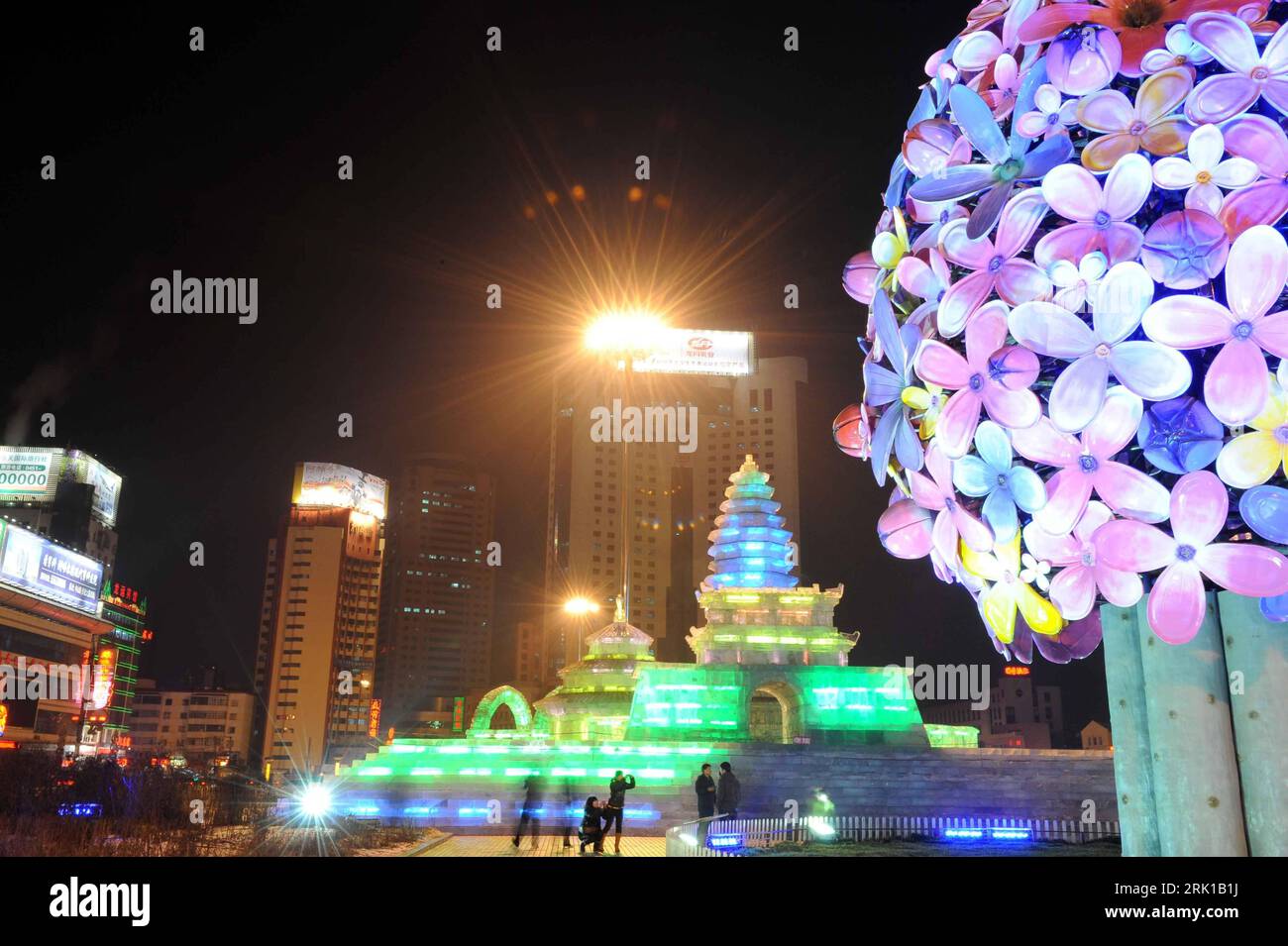 Bildnummer : 52898694 Datum : 12.02.2009 Copyright : imago/Xinhua Bahnhof von Harbin BEI Nacht, Heilongjiang - China PUBLICATIONxNOTxINxCHN, Landschaft , Restlichtaufnahme ; 2009, Harbin; , quer, Kbdig, totale, , Reisen, Asien Bildnummer 52898694 Date 12 02 2009 Copyright Imago XINHUA Station de Harbin la nuit Heilongjiang Chine PUBLICATIONxNOTxINxCHN Paysage enregistrement de lumière résiduelle 2009 Harbin horizontal Kbdig long shot Voyage Asie Banque D'Images