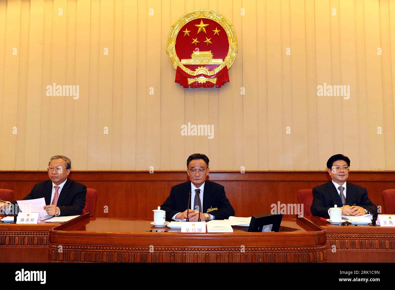 Bildnummer : 52908272 Datum : 24.02.2009 Copyright : imago/Xinhua Wu Bangguo (Mitte, China/Vorsitzender NVK) spricht auf dem 7. Treffen des 11. Nationalen Volkskongresses in Peking PUBLICATIONxNOTxINxCHN , Personen ; 2009, Pékin, Politik , Premiumd China ; , quer, Kbdig, Gruppenbild, , People Bildnummer 52908272 11 Date 24 02 2009 Copyright Imago XINHUA Wu Bangguo centre China Président NVK parle de la réunion 7 le Congrès National Peopleu0026#39;s à Beijing PUBLICATIONxNOTxINxCHN People 2009 Beijing Politics premiumd China horizontal Kbdig Group photo célébrités Banque D'Images