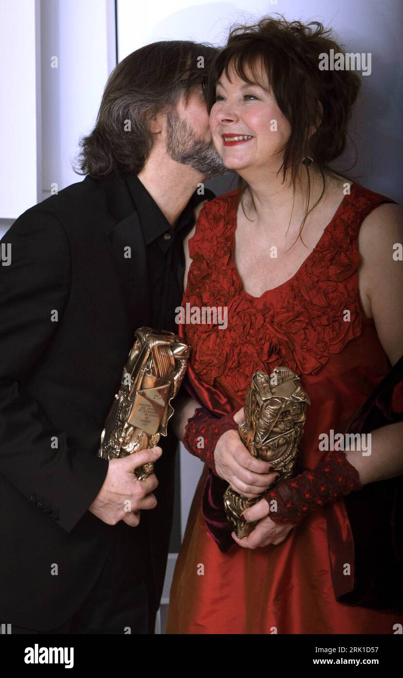 Bildnummer : 52911605 Date de référence : 27.02.2009 Copyright : imago/Xinhua Preisträger Martin Provost (Bester film) und Yolande Moreau (Beste Schauspielerin) mit Trophäen anlässlich eines Pressetermins zum 34. Cesar in Paris PUBLICATIONxNOTxINxCHN, Objekte , Personen ; 2009, Paris, Pressetermin, Nationaler Filmpreis, film, Regisseur, Trophäe; , hoch, Kbdig, Gruppenbild, fermer, Randbild, People o0 Frankreich Bildnummer 52911605 Date 27 02 2009 Copyright Prix Imago XINHUA Martin Provost meilleur film et Yolande Moreau meilleure actrice avec trophées lors d'un appel de presse à 34 Cesar à Paris PUBLICATIONx Banque D'Images