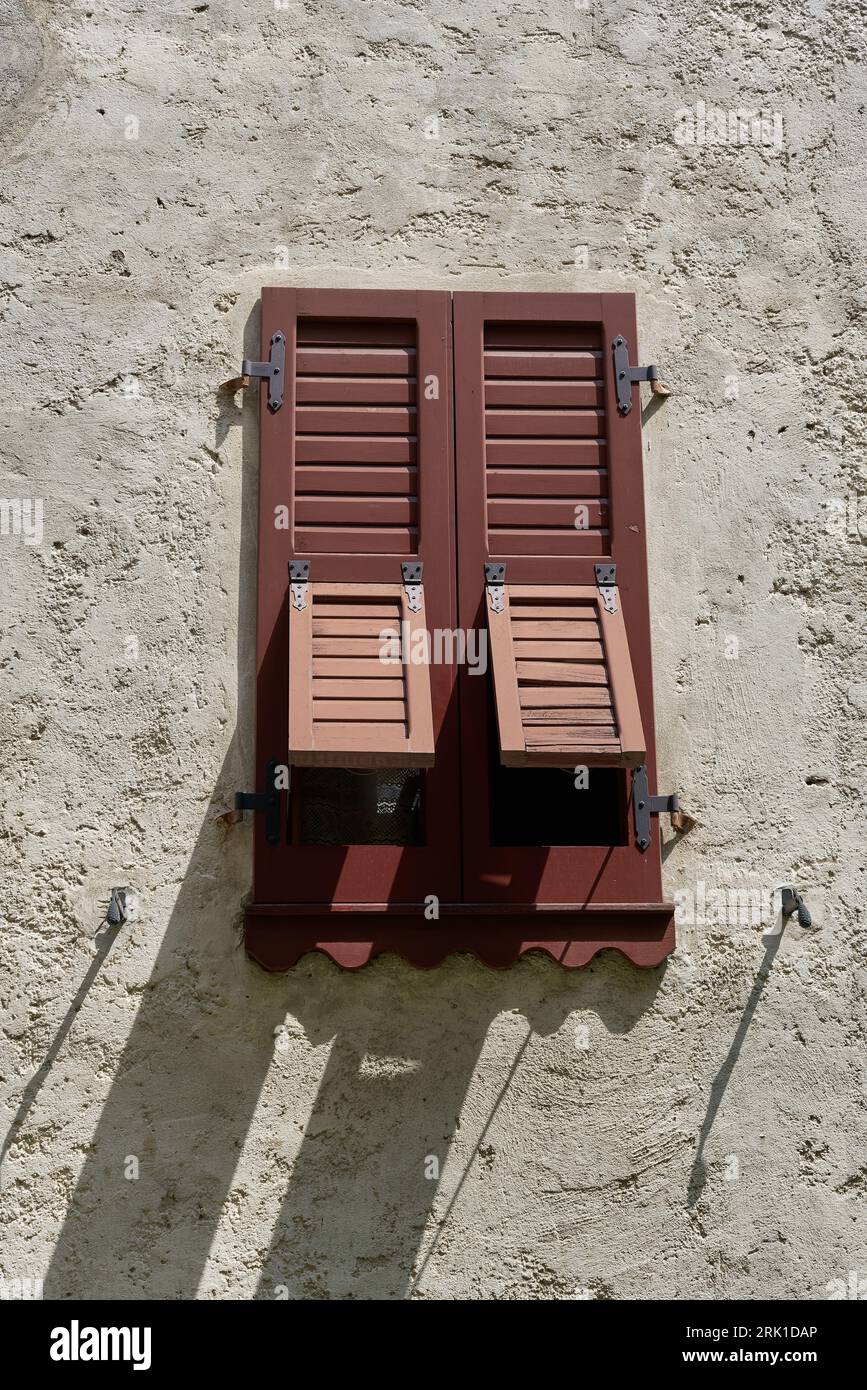 Volets sur la façade d'un ancien bâtiment résidentiel dans la vieille ville de Limone Sul Garda sur le lac de Garde en Italie Banque D'Images