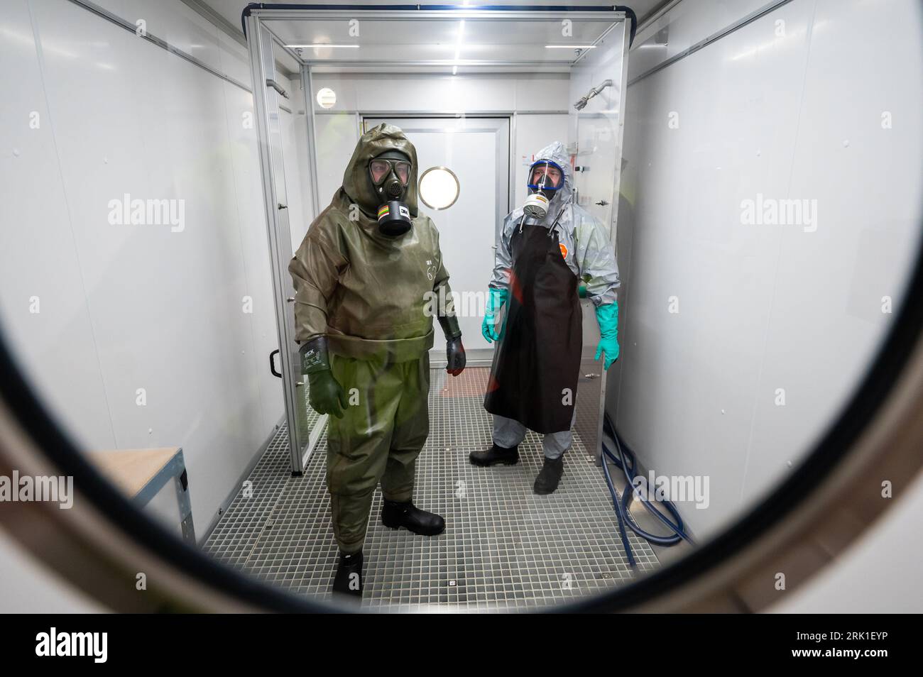 PRODUCTION - 23 août 2023, Basse-Saxe, Dethlingen : les travailleurs se tiennent dans des extractions de protection lors d'une manifestation dans une écluse. Les armes chimiques provenant de la Wehrmacht doivent maintenant être récupérées dans l'étang de Dethlingen. L'étang a été rempli après la Seconde Guerre mondiale. Plus de 100 000 armes différentes seraient dans l'étang, qui est de dix à douze mètres de profondeur. Une enquête sur un plan d'eau souterraine voisin avait révélé une contamination massive par des produits de dégradation de munitions explosives. Lors de la reconnaissance ultérieure de l'étang entre septembre 2019 et avril 2020 a Banque D'Images