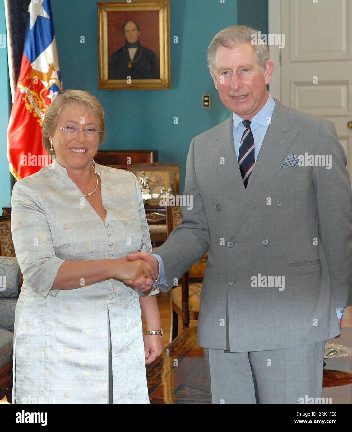 Bildnummer : 52924055 Datum : 09.03.2009 Copyright : imago/Xinhua Präsidentin Michelle Bachelet (Chile) und Prinz Charles von Wales (Großbritannien) während eines Treffens in Santiago du Chili - PUBLICATIONxNOTxINxCHN, Personen , optimistisch , premiumd ; 2009, Santiago du Chili, Pressetermin , Politik , Adel , Shakehands, serrer la main ; , hoch, Kbdig, Gruppenbild, fermer, Randbild, personnes Bildnummer 52924055 Date 09 03 2009 Copyright Imago XINHUA Présidente Michelle Bachelet Chili et Prinz Charles du pays de Galles Royaume-Uni lors d'une réunion à Santiago du Chili PUBLICATIONxNOTxINxCHN personnes optimistes premi Banque D'Images
