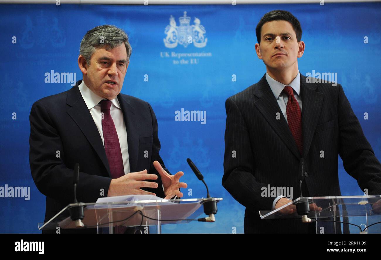 Bildnummer : 52939542 Datum : 20.03.2009 Copyright : imago/Xinhua Gordon Brown (Großbritannien/Premierminister) und David Miliband (re., Großbritannien/Außenminister) anlässlich einer Pressekonferenz zum eu-Gipfel in Brüssel - PUBLICATIONxNOTxINxCHN, Personen, premiumd ; 2009, Brüssel, Politik, Pressetermin, Gipfeltreffen, ; , quer, Kbdig, Gruppenbild, close, Randbild, People Bildnummer 52939542 Date 20 03 2009 Copyright Imago XINHUA Gordon Brown Premier ministre britannique et David Miliband ministre britannique des Affaires étrangères lors d'une conférence de presse au sommet de l'UE à Bruxelles PUBLICATIONxNOTxINxCHN People premi Banque D'Images