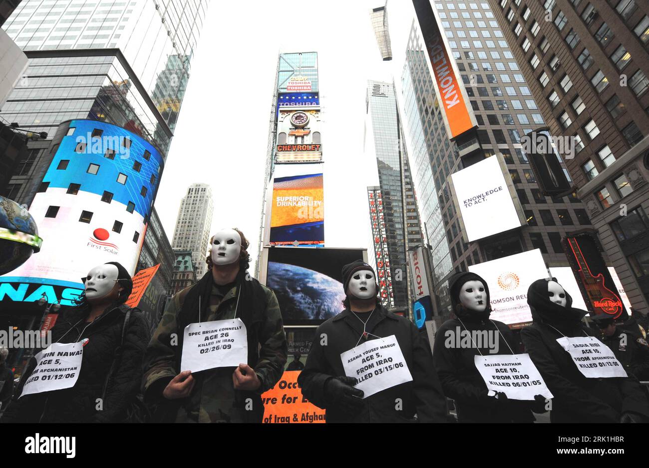 Bildnummer : 52939369 Datum : 20.03.2009 Copyright : imago/Xinhua Veteranen-Demonstration gegen die Kriege im Irak und in Afghanistan - New York - PUBLICATIONxNOTxINxCHN, Personen ; 2009, New York, Demo, démonstrateur, Soldat, ; , quer, Kbdig, Gruppenbild, , o0 USA, Nordamerika, Politik Bildnummer 52939369 Date 20 03 2009 Copyright Imago XINHUA Veterans manifestation contre les guerres en Irak et en Afghanistan New York PUBLICATIONxNOTxINxCHN People 2009 New York manifestation Soldat horizontal Kbdig Group photo o0 USA Amérique du Nord politique Banque D'Images