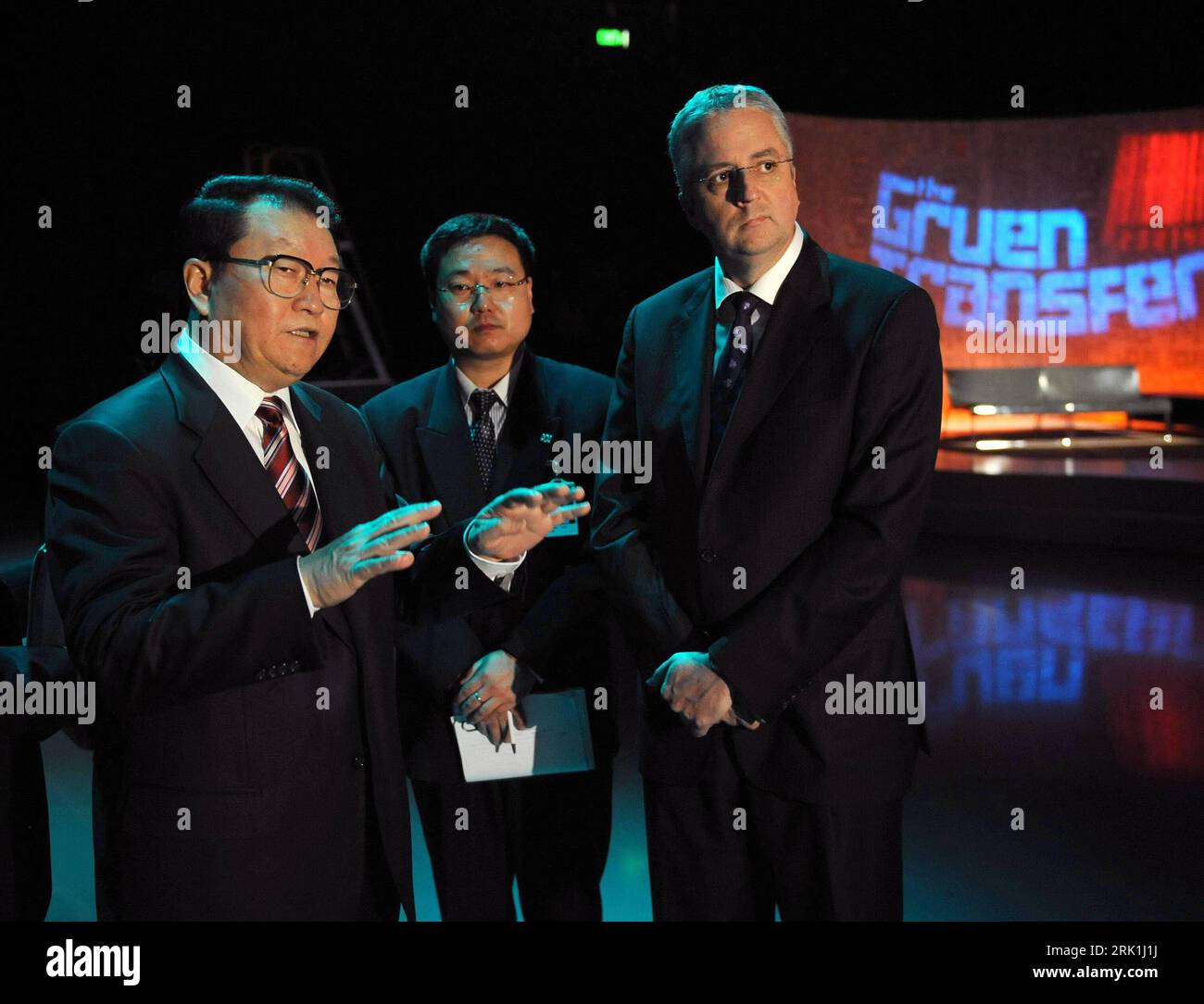 Bildnummer : 52943232 Datum : 23.03.2009 Copyright : imago/Xinhua Li Changchun (li., China/Mitglied Ständige Kommission Politbüro KPCh) und Mark Scott (re., Managing Director Australian Broadcasting Corporation) während eines Treffens in Sydney - PUBLICATIONxNOTxINxCHN , Personen ; 2009, Premiumd, Sydney, Politik, Wirtschaft, ; , quer, Kbdig, Gruppenbild, Randbild, People Bildnummer 52943232 Date 23 03 2009 Copyright Imago XINHUA à gauche Changchun à gauche Chine membre employé Commission Politburo KPCh et Mark Scott à droite Directeur général Australian Broadcasting Corporation au cours d'une réunion à Sy Banque D'Images