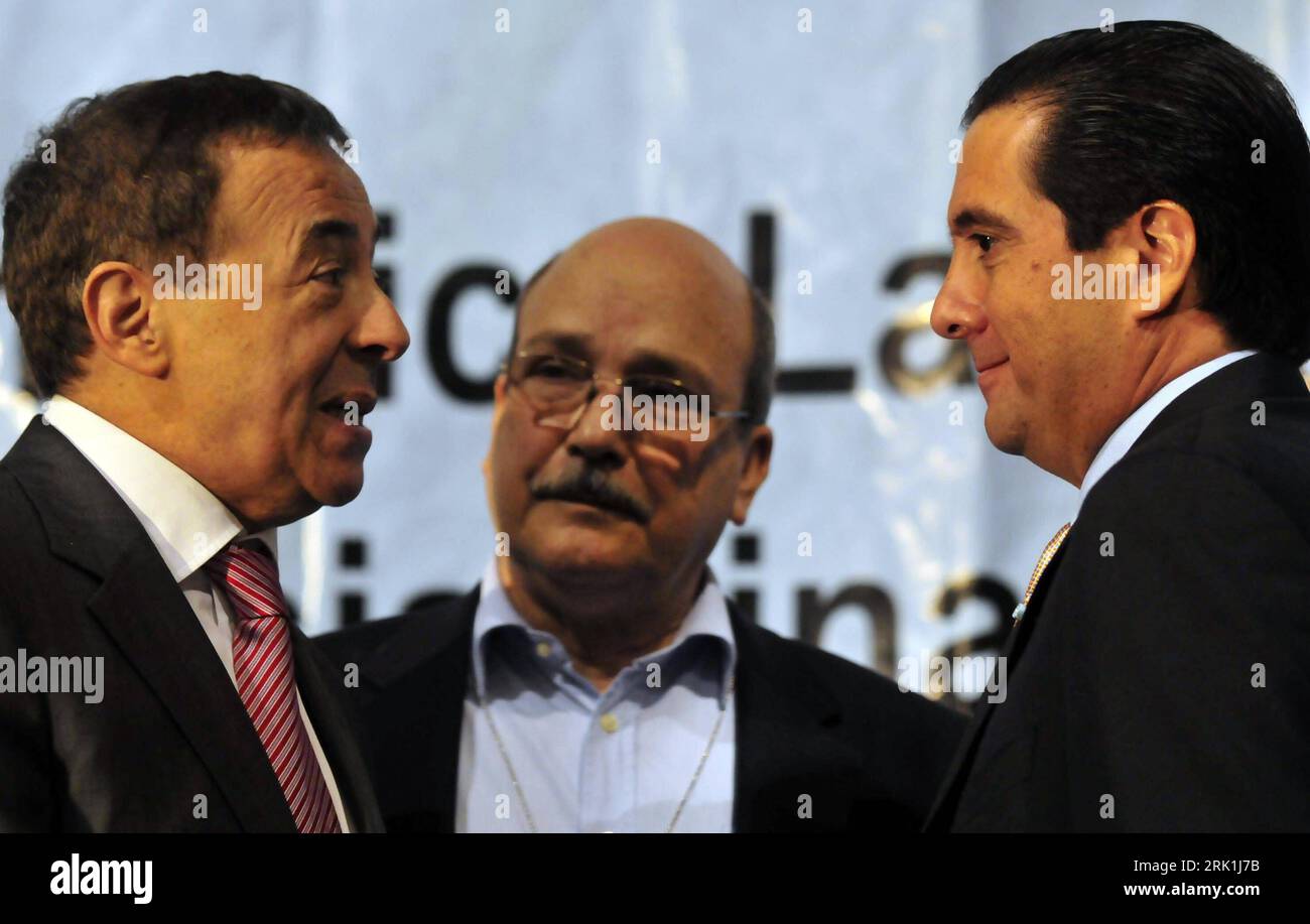 Bildnummer : 52945008 Date de référence : 23.03.2009 Copyright : imago/Xinhua Luis Ayala (li., Chile/Generalsekretär Sozialistische internationale) im Gespräch mit Präsident Martin Torrijos (RE., Panama) anlässlich eines Treffens des Internationalen Sozialistischen Komitees für Lateinamerika und die Karibik in Antigua - PUBLICATIONxNOTxINXINXN , Guatemala, 2009 Politik, si, premiumd ; , quer, Kbdig, Gruppenbild, close, Randbild, People Bildnummer 52945008 Date 23 03 2009 Copyright Imago XINHUA Luis Ayala quitte le Chili Secrétaire général de l'internationale socialiste en conversation avec le Président Banque D'Images