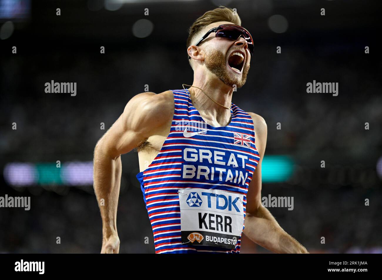 Budapest, Hongrie. 23 août 2023. Josh Kerr, de Grande-Bretagne, célèbre la finale du 1500m masculin des Championnats du monde d'athlétisme Budapest 2023 à Budapest, Hongrie, le 23 août 2023. Crédit : Song Yanhua/Xinhua/Alamy Live News Banque D'Images