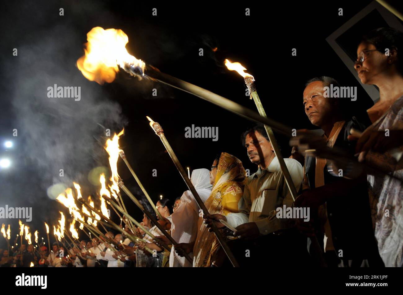Bildnummer : 52946701 Datum : 25.03.2009 Copyright : imago/Xinhua Fackelzug zum Gedenken an die Opfer des Unabhängigkeitskrieges von 1971 in Dhaka - Bangladesh - PUBLICATIONxNOTxINxCHN, Personen ; premiumd, 2009, Dhaka, Bangladesh, Politik, Fackel ; , quer, Kbdig, totale, , Gesellschaft, Asien Bildnummer 52946701 Date 25 03 2009 Copyright Imago XINHUA Torchlight procession à la mémoire des victimes la guerre d'indépendance de 1971 à Dhaka Bangladesh PUBLICATIONxNOTxINxCHN people premiumd 2009 Dhaka Bangladesh Politics Torch horizontal Kbdig long shot Society Asia Banque D'Images
