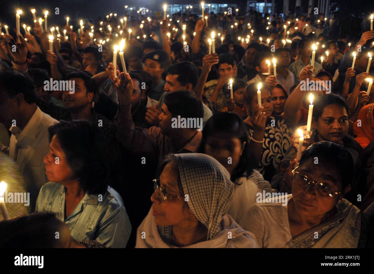 Bildnummer : 52946703 Datum : 25.03.2009 Copyright : imago/Xinhua Gedenken an die Opfer des Unabhängigkeitskrieges von 1971 in Dhaka - Bangladesh - PUBLICATIONxNOTxINxCHN, Personen , Restlichtaufnahme ; premiumd, 2009, Dhaka, Bangladesh, Politik, Kerze, Kerzen; , quer, Kbdig, totale, , Gesellschaft, Asien Bildnummer 52946703 Date 25 03 2009 Copyright Imago XINHUA souvenir des victimes la guerre d'indépendance de 1971 à Dhaka Bangladesh PUBLICATIONxNOTxINxCHN personnes enregistrement de lumière résiduelle premiumd 2009 Dhaka Bangladesh politique bougie bougies horizontales Kbdig long shot Society Asia Banque D'Images