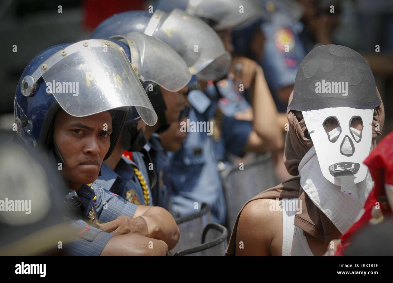 Bildnummer : 52974416 Datum : 16.04.2009 Copyright : imago/Xinhua Polizisten neben einem Demonstranten während des protestations gegen das philippinisch-amerikanische Visiting Forces Agreement (VFA) in Manille - PUBLICATIONxNOTxINxCHN, Personen ; 2009, Manille, Philippinen , Protest, Demo, Abkommen, Gegner ; , quer, Kbdig, Gruppenbild, fermer, , Polizei, Staat, Politik, Asien Bildnummer 52974416 Date 16 04 2009 Copyright Imago XINHUA policiers à côté d'un manifestant lors de la manifestation contre l'accord philippin American Visiting Forces Agreement VFA à Manille PUBLICATIONxNOTxINxCHN People 2009 Manille Ph Banque D'Images