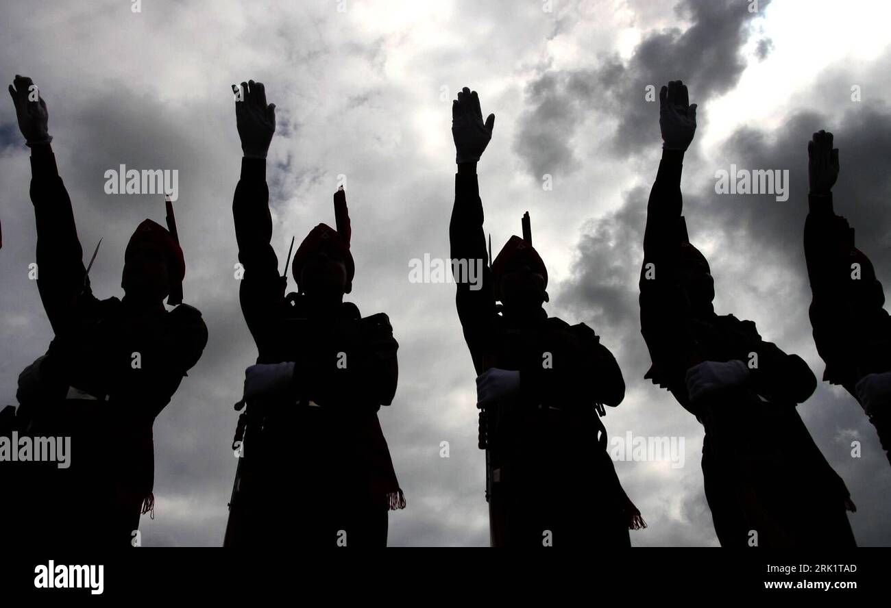 Bildnummer : 52983110 Datum : 22.04.2009 Copyright : imago/Xinhua Vereidigung neuer Soldaten des Jammu-Kashmir-Leichtinfanterie-Regiments (JKLIR) in Srinagar im indisch-kontrollierten Teil Kaschmirs PUBLICATIONxNOTxINxCHN, Personen , Silhouette ; 2009, Indien, Kaschmir, régiment, infanterie, leichte, Soldat, Mann, Heer, Armee, Jammu Kaschmir Light Infantry Regiment, Eid ; , quer, Kbdig, Gruppenbild, Froschperspektive, Perspektive, , Militaer, Staat, Gesellschaft, Asien Bildnummer 52983110 Date 22 04 2009 Copyright Imago XINHUA jurant plus tard des soldats du régiment d'infanterie légère Jammu-Cachemire Banque D'Images