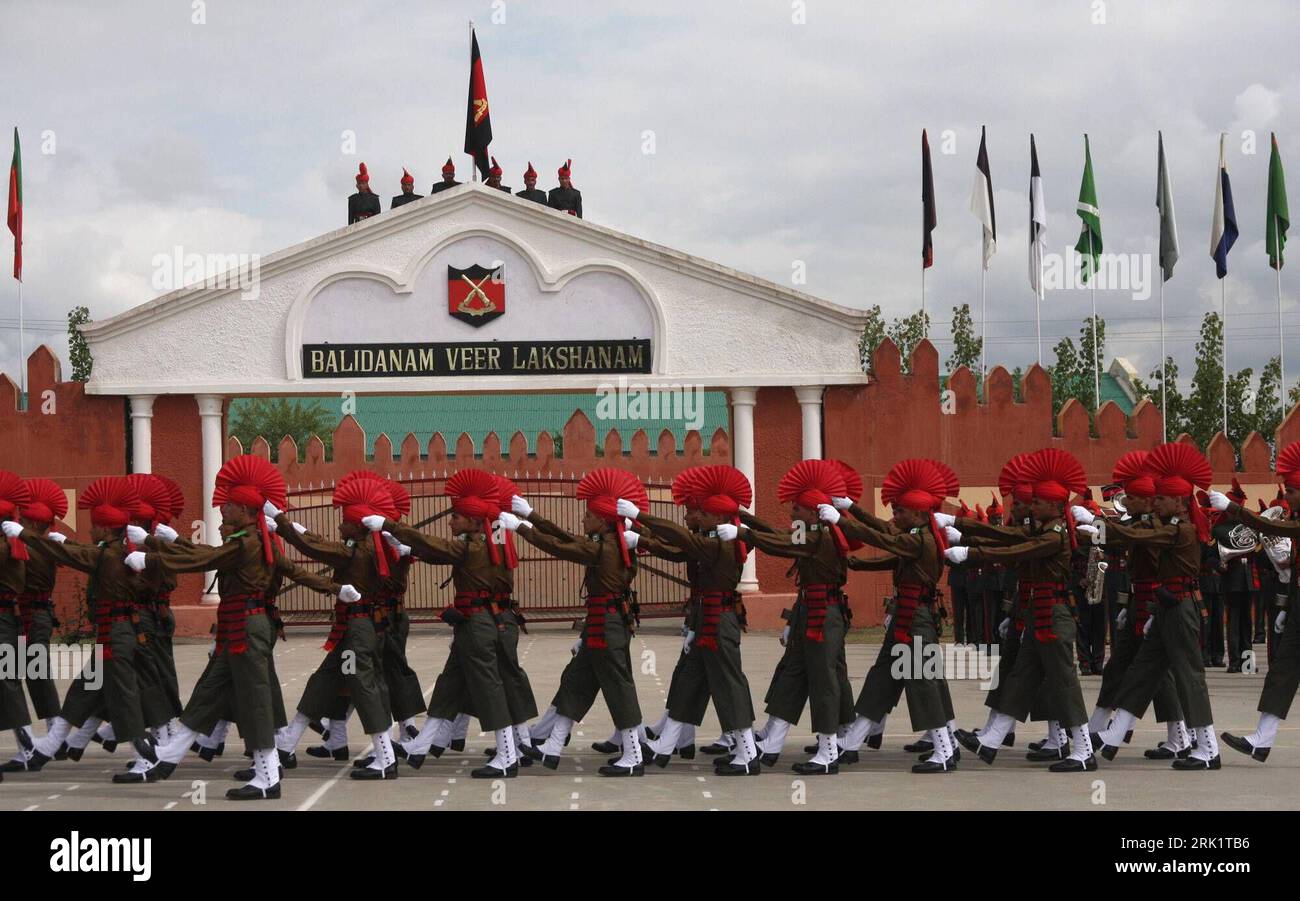 Bildnummer : 52983114 Datum : 22.04.2009 Copyright : imago/Xinhua Soldaten des Jammu-Kashmir-Leichtinfanterie-Regiments (JKLIR) während einer Militärparade in Srinagar im indisch-kontrollierten Teil Kaschmirs PUBLICATIONxNOTxINxCHN, Personen ; 2009, Indien, Kaschmir, régiment, infanterie, leichte, Soldat, Mann, Heer, Armee, Jammu Kaschmir Light Infantry Regiment, Eid, Uniform, traditionell, Tracht,; , quer, Kbdig, totale, , Militaer, Staat, Gesellschaft, Asien Bildnummer 52983114 Date 22 04 2009 Copyright Imago XINHUA soldats The Jammu Kashmir Light Infantry Regiment JKLIR durant un militaire Banque D'Images